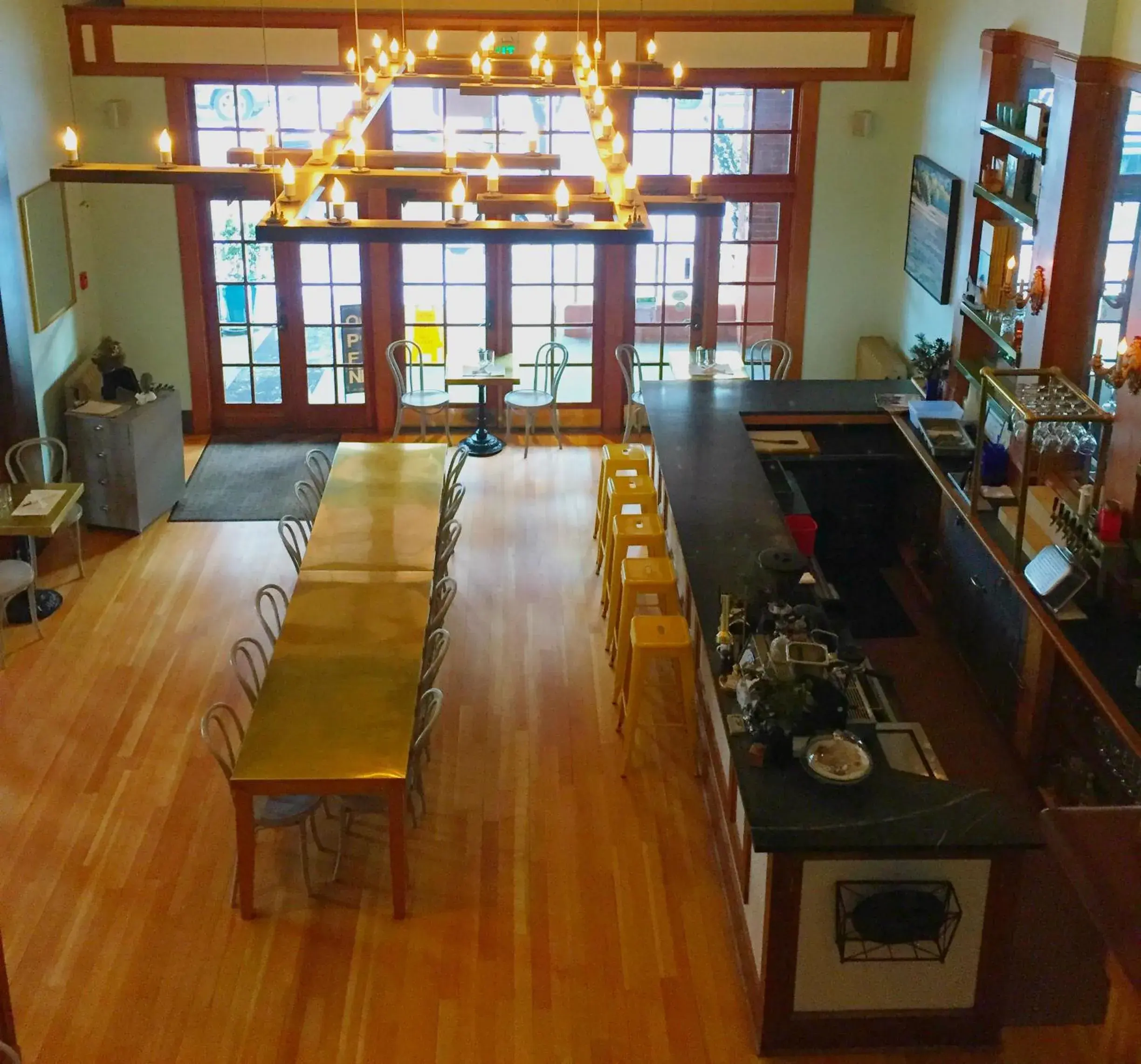 Property building in Hood River Hotel Property building in Hood River Hotel