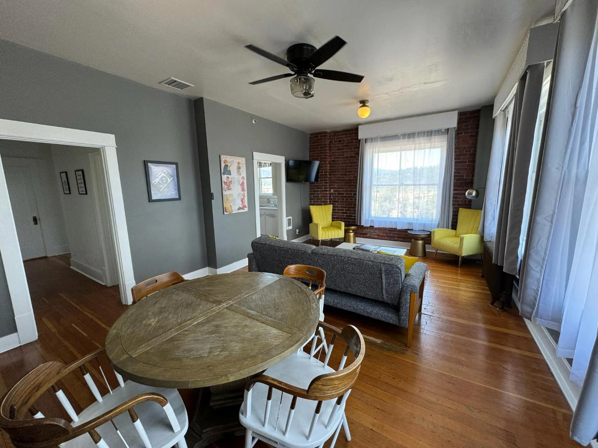 Living room in Hood River Hotel