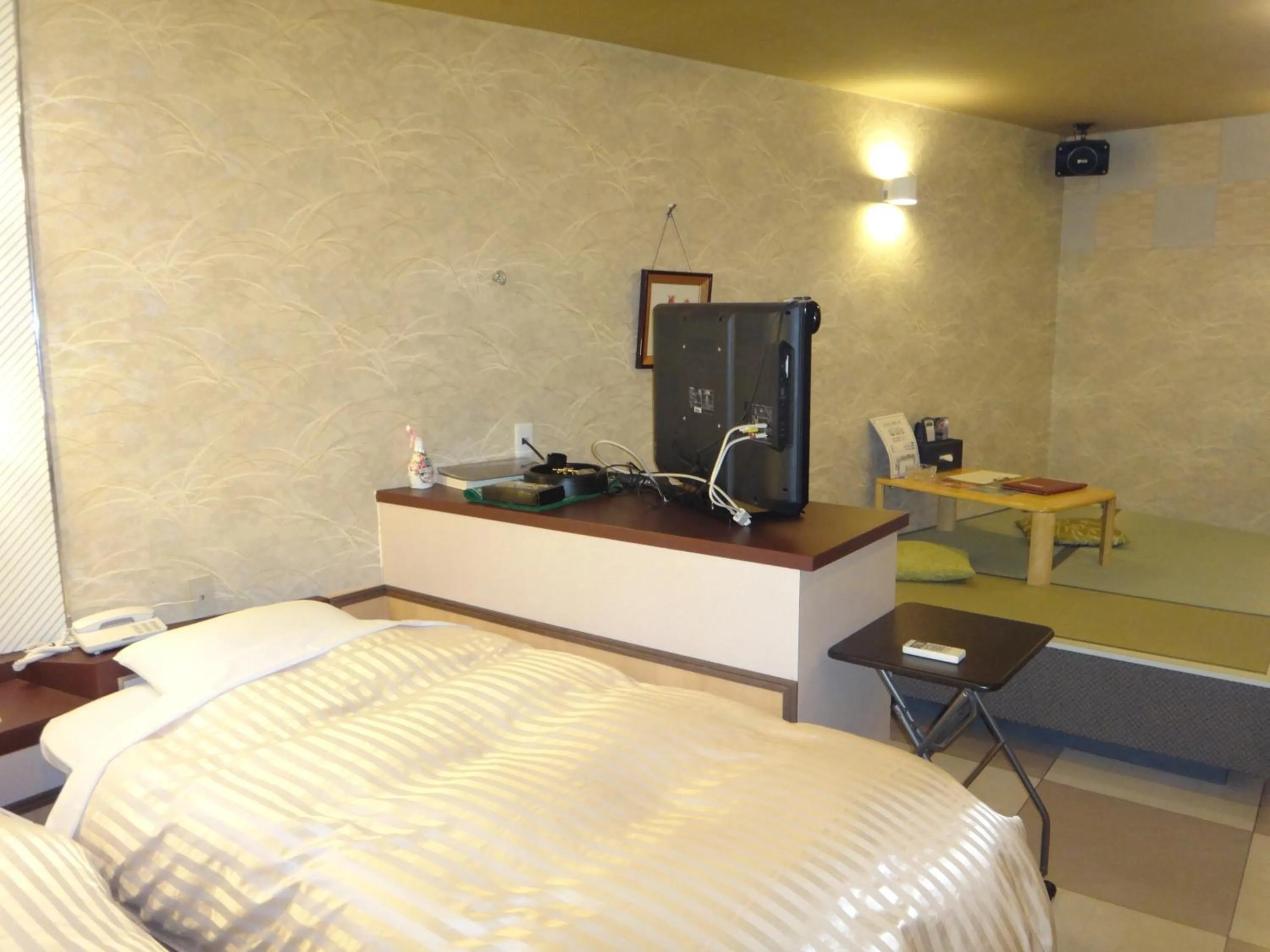 Photo of the whole room, Bed in Utility Hotel Coo