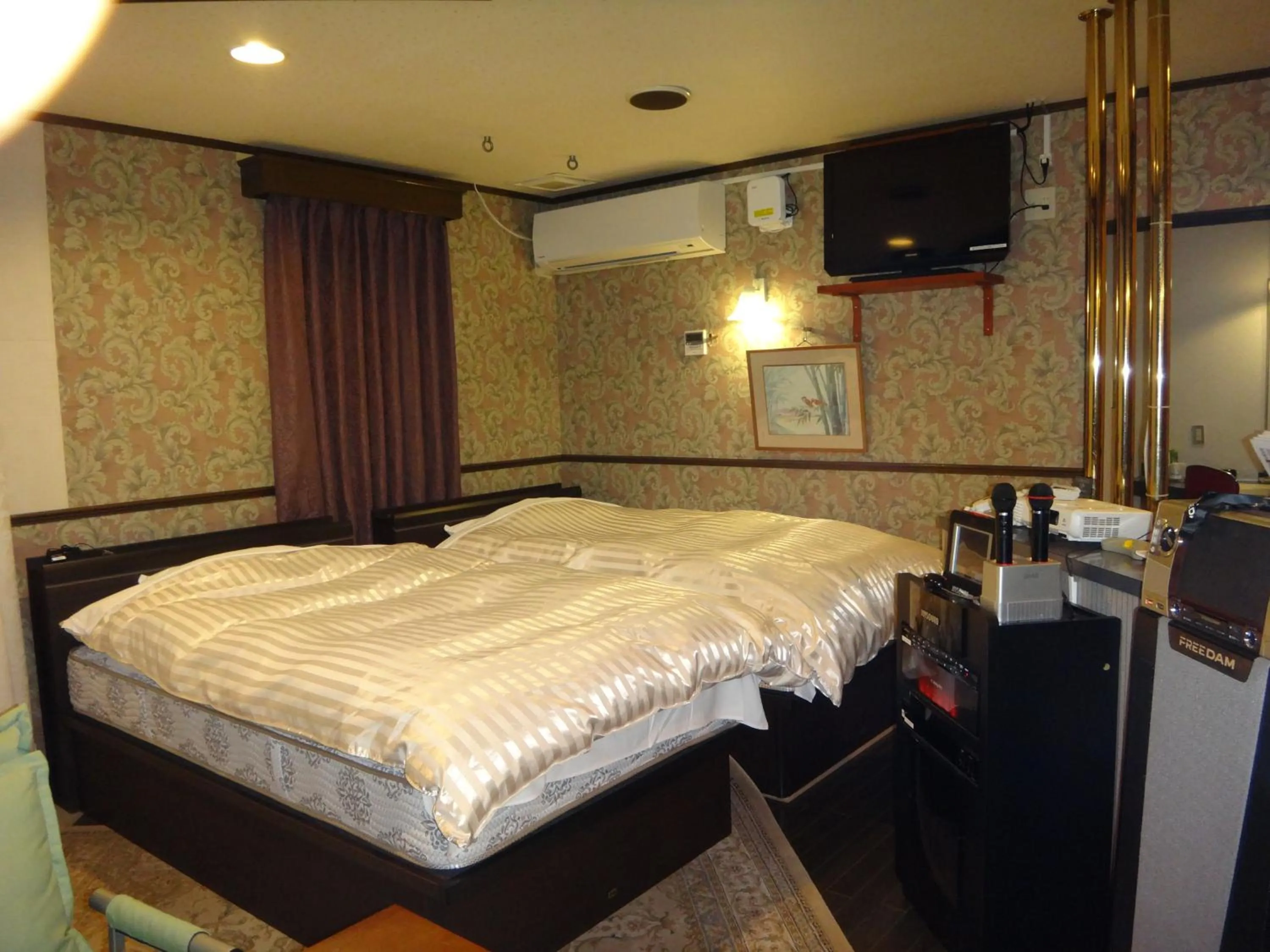 Photo of the whole room, Bed in Utility Hotel Coo