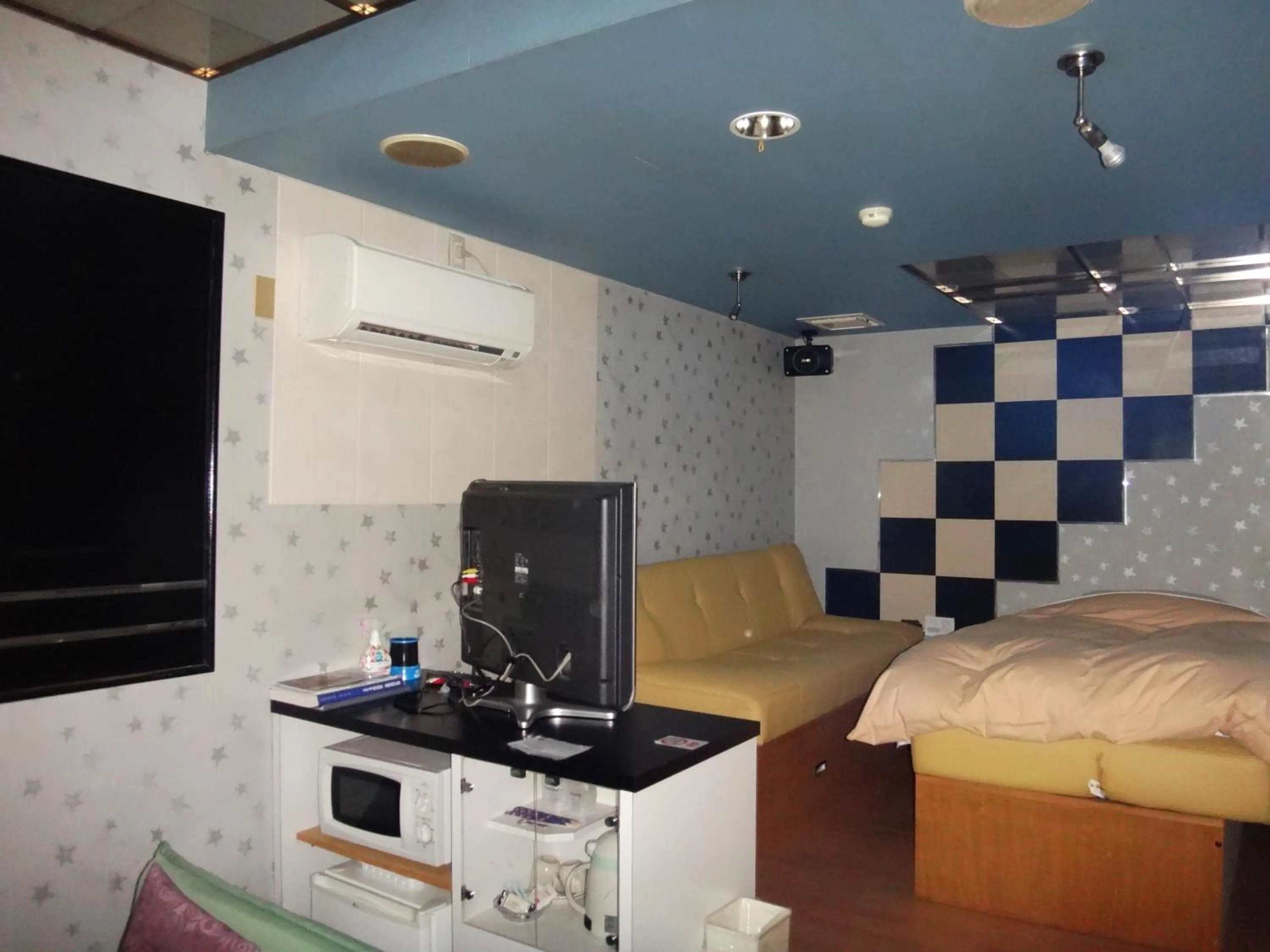 Photo of the whole room, Bed in Utility Hotel Coo