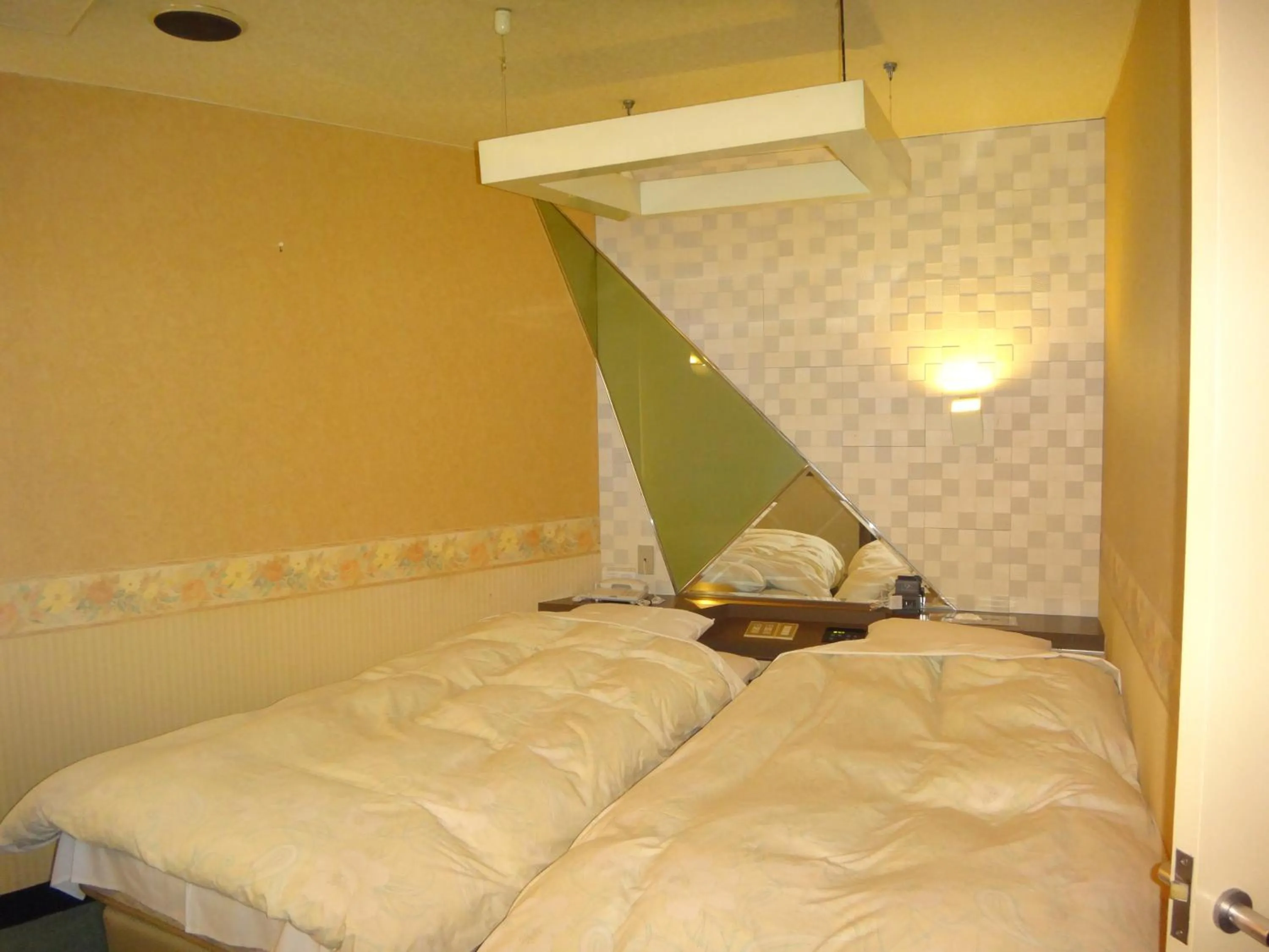 Photo of the whole room, Bed in Utility Hotel Coo