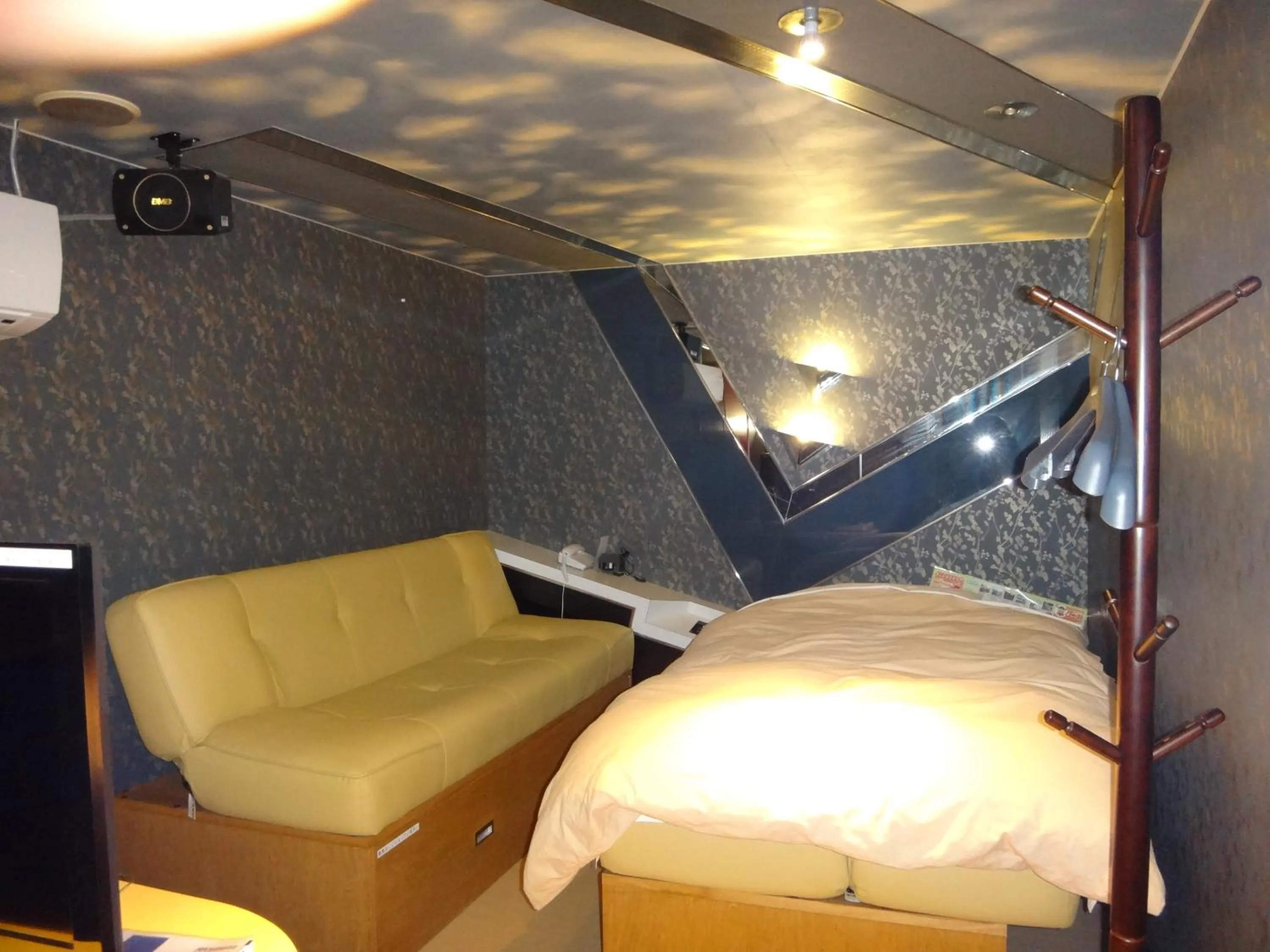 Photo of the whole room, Bed in Utility Hotel Coo