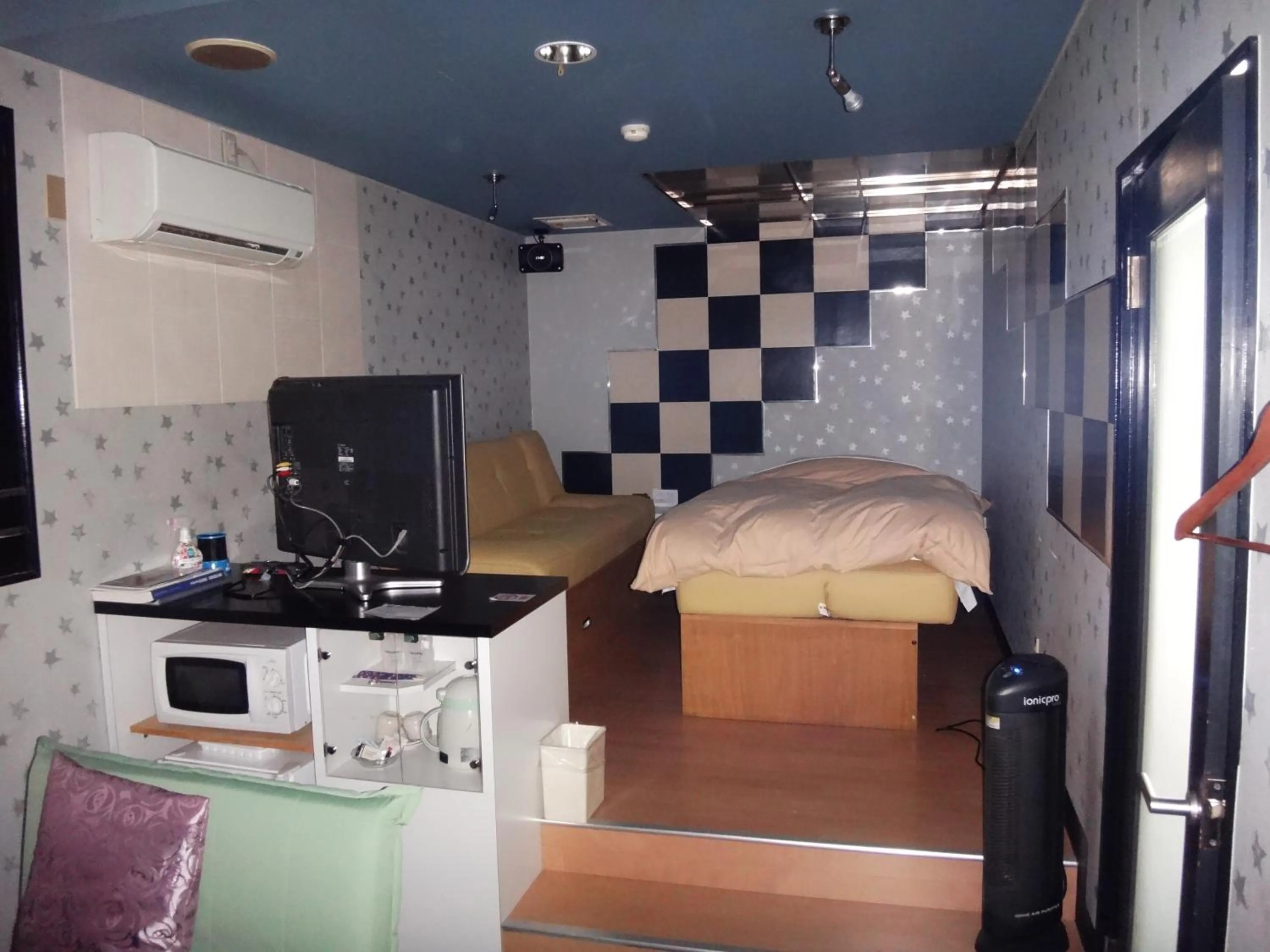 Photo of the whole room, Bed in Utility Hotel Coo