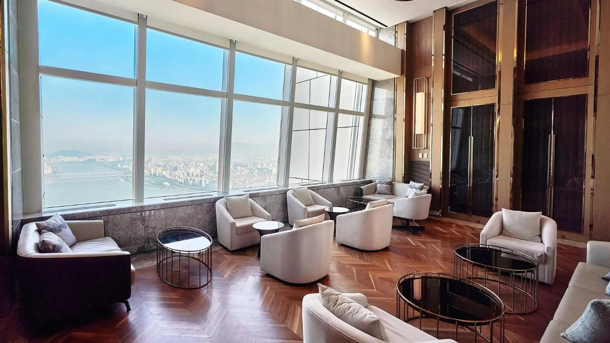 Communal lounge/ TV room in Signiel Seoul