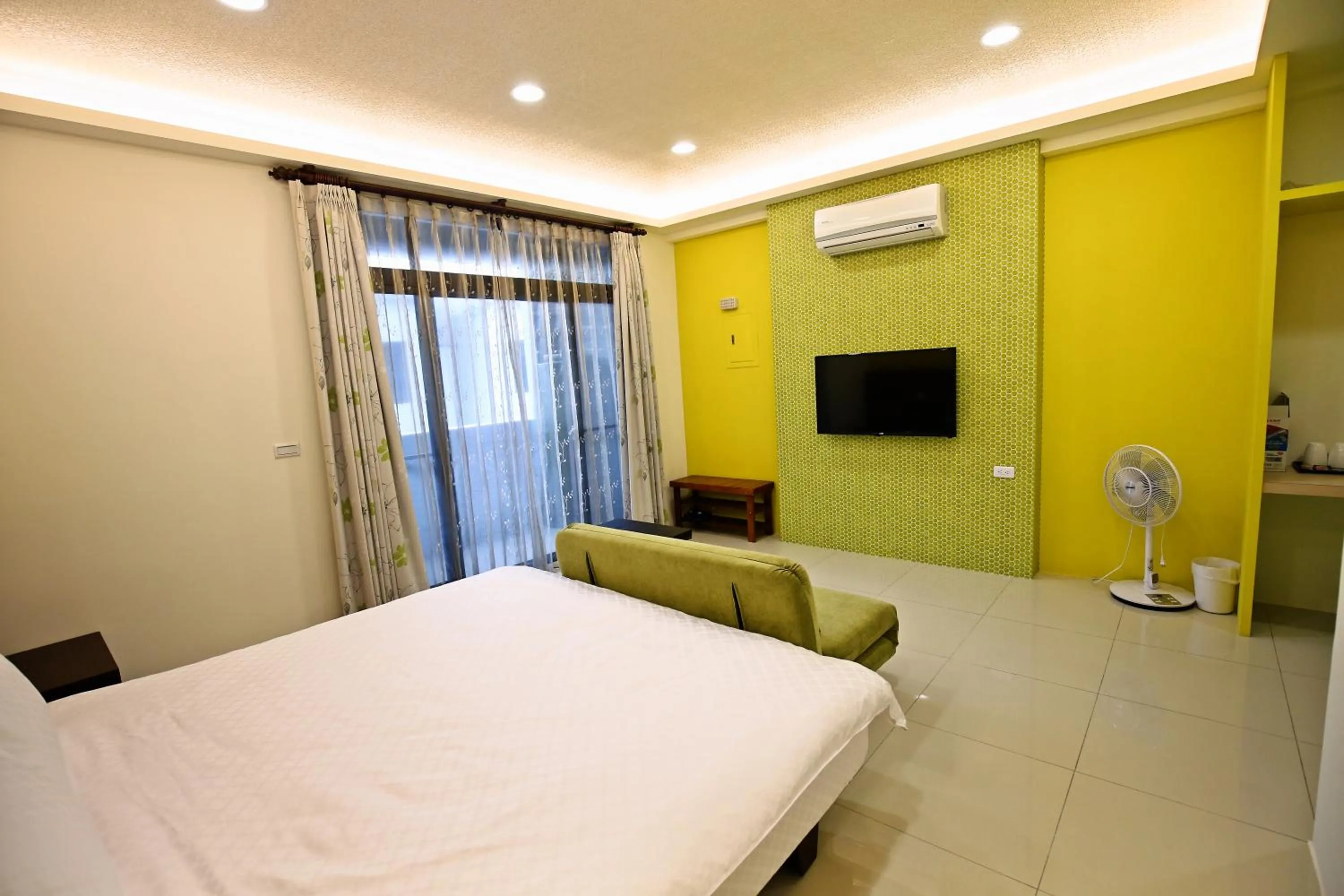 Balcony/Terrace, Bed in Feng-Tian Inn