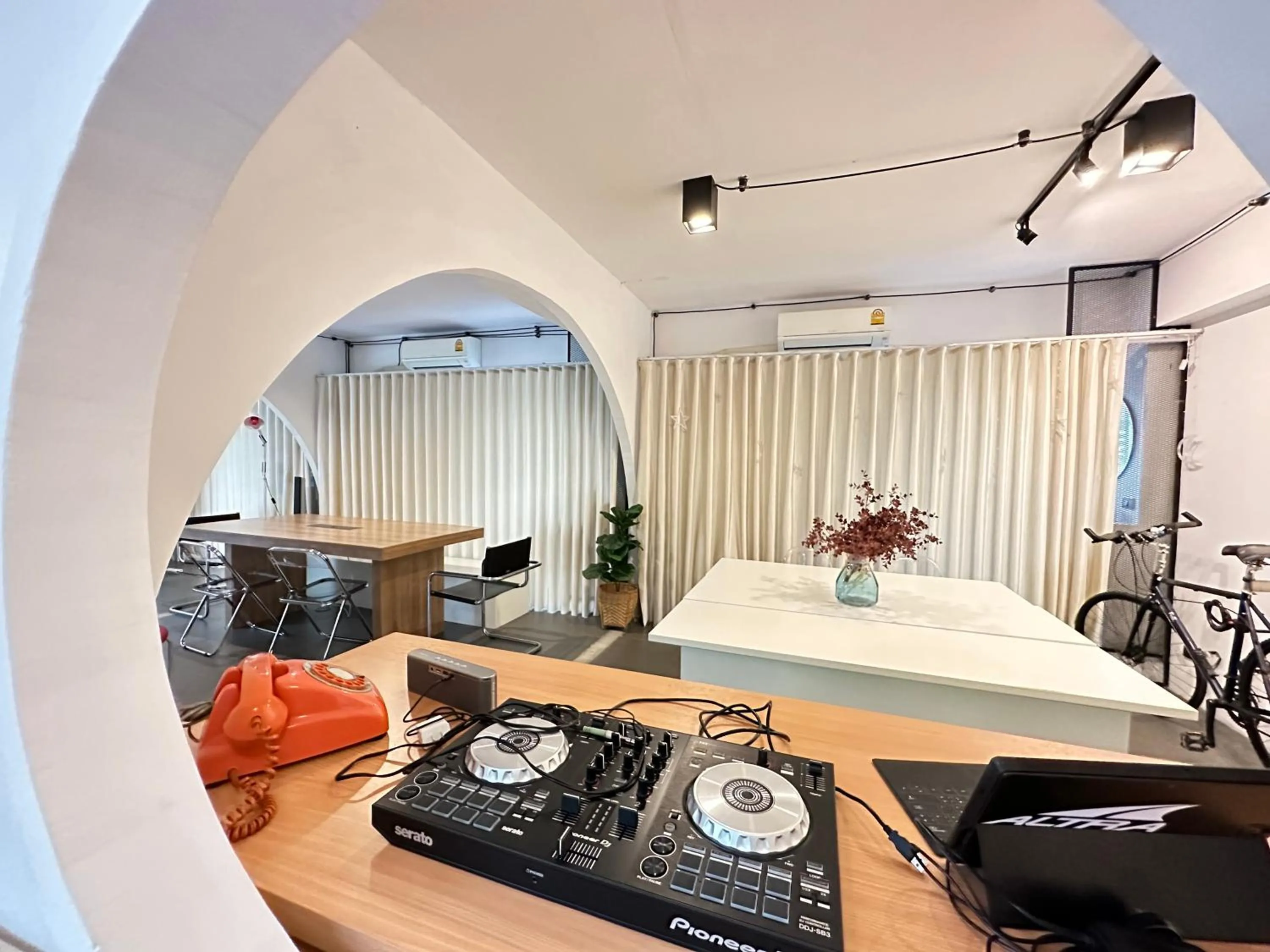 Seating area in 9.5Hotel Chiangmai