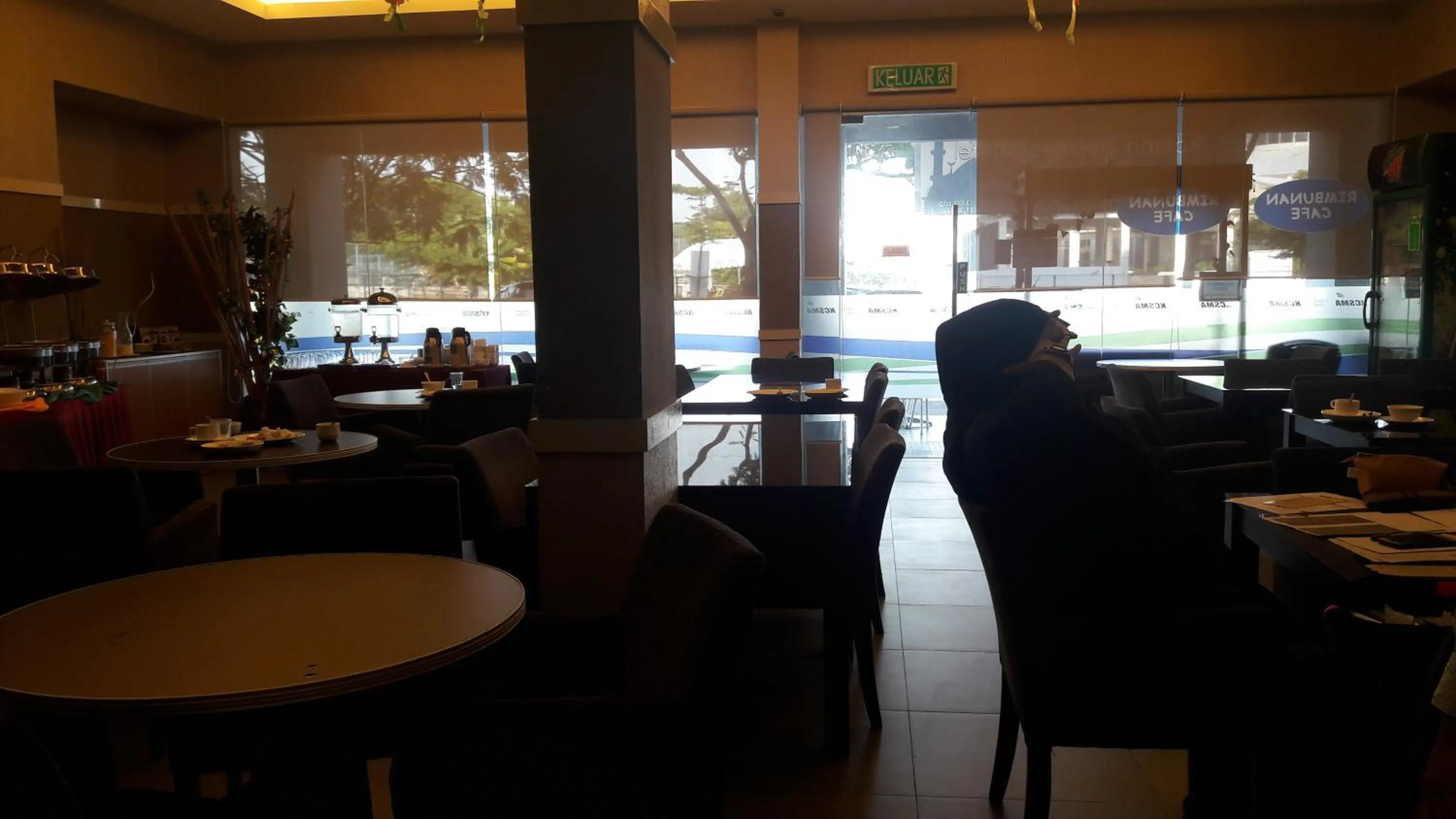 Restaurant/places to eat in Kosma Business Hotel