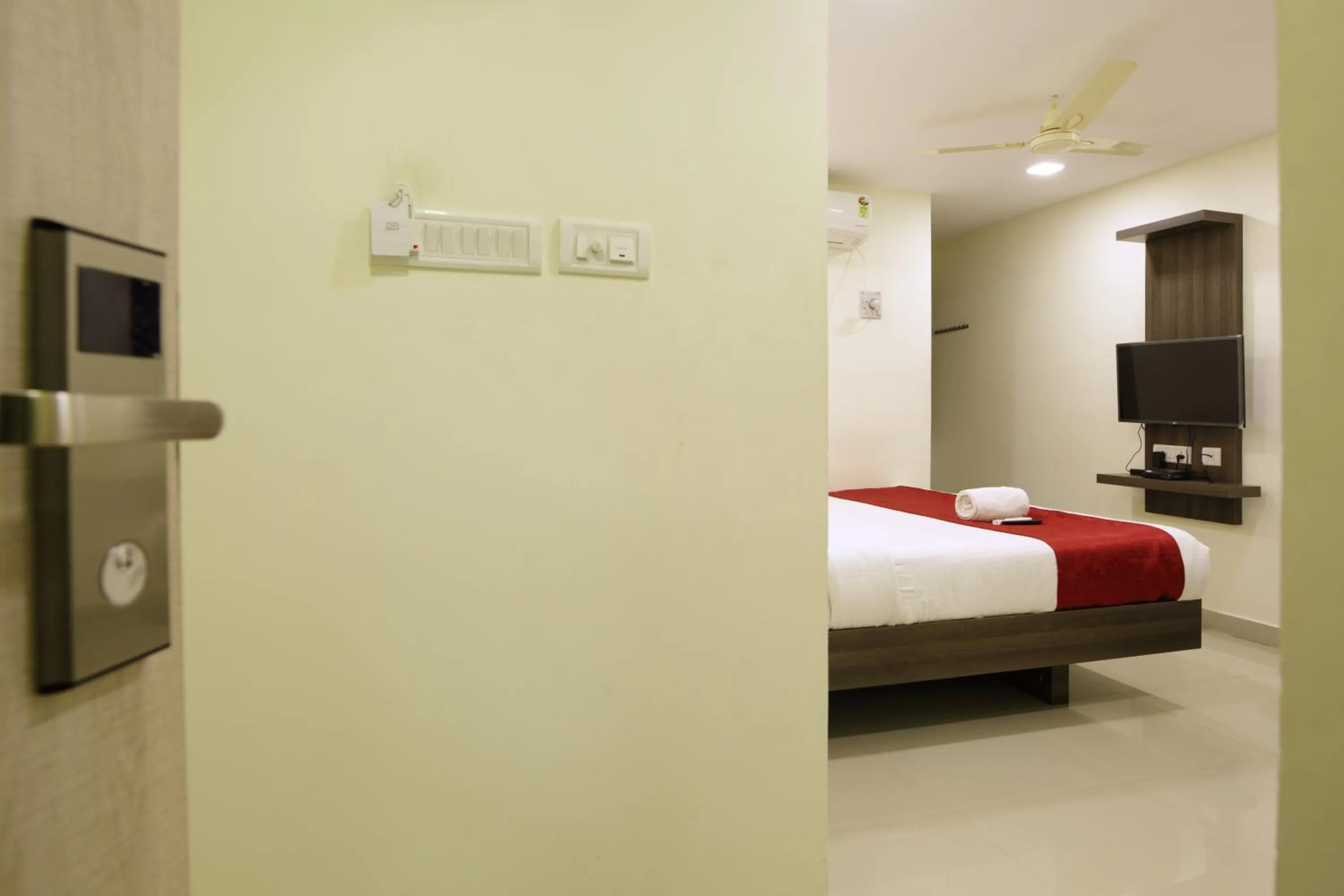 Photo of the whole room, Bed in Venture Park, OMR, Thoraipakkam, Chennai