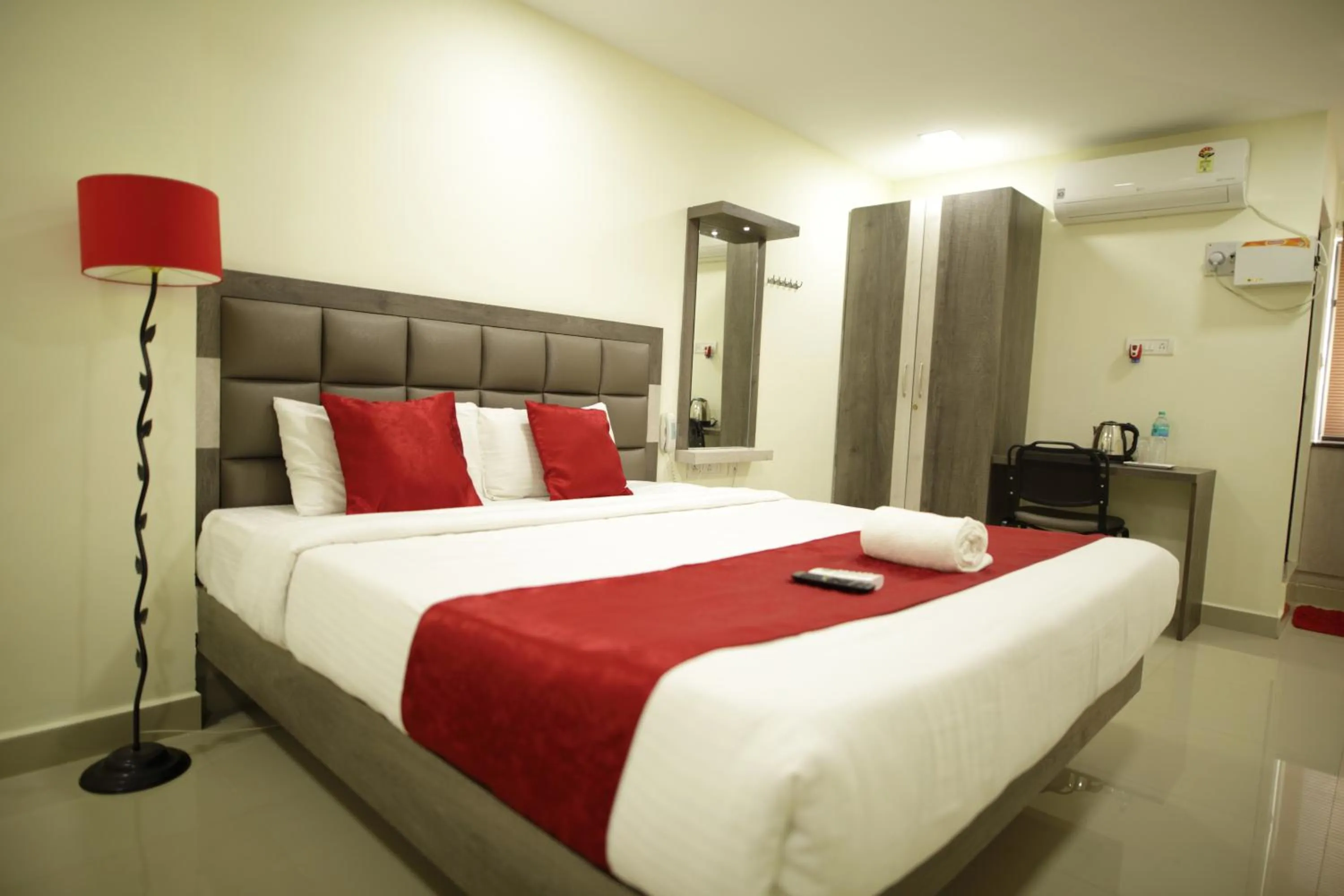 Photo of the whole room, Bed in Venture Park, OMR, Thoraipakkam, Chennai