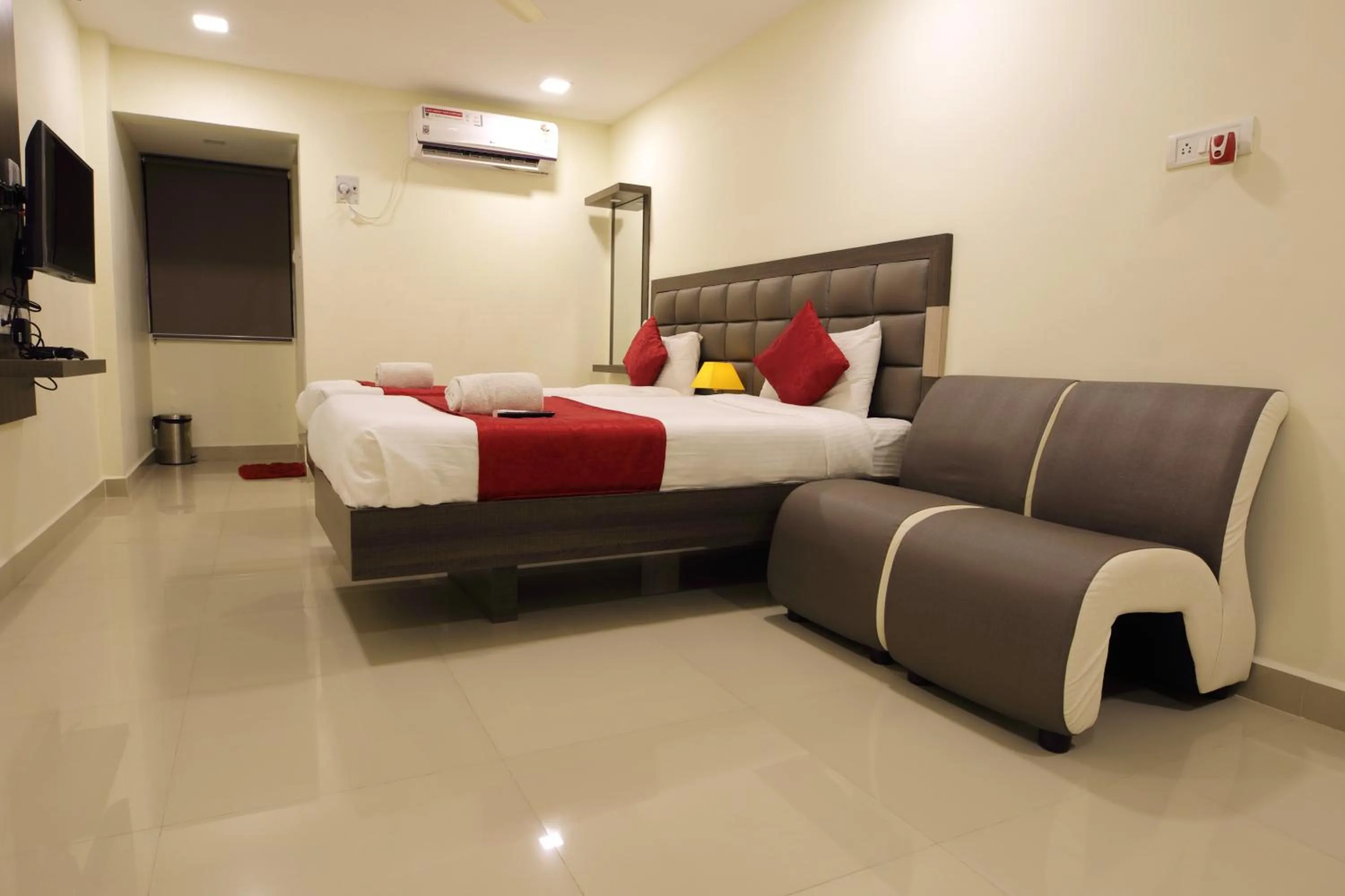 Photo of the whole room, Bed in Venture Park, OMR, Thoraipakkam, Chennai