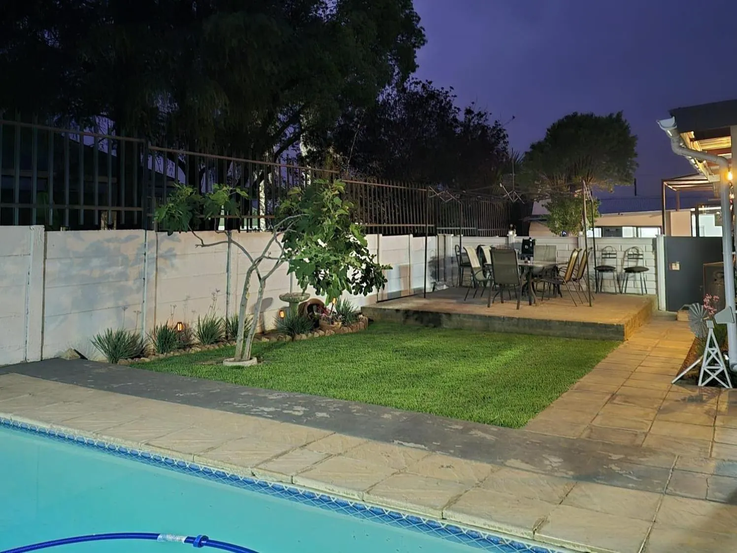Swimming pool in La Belle Guesthouse Parys