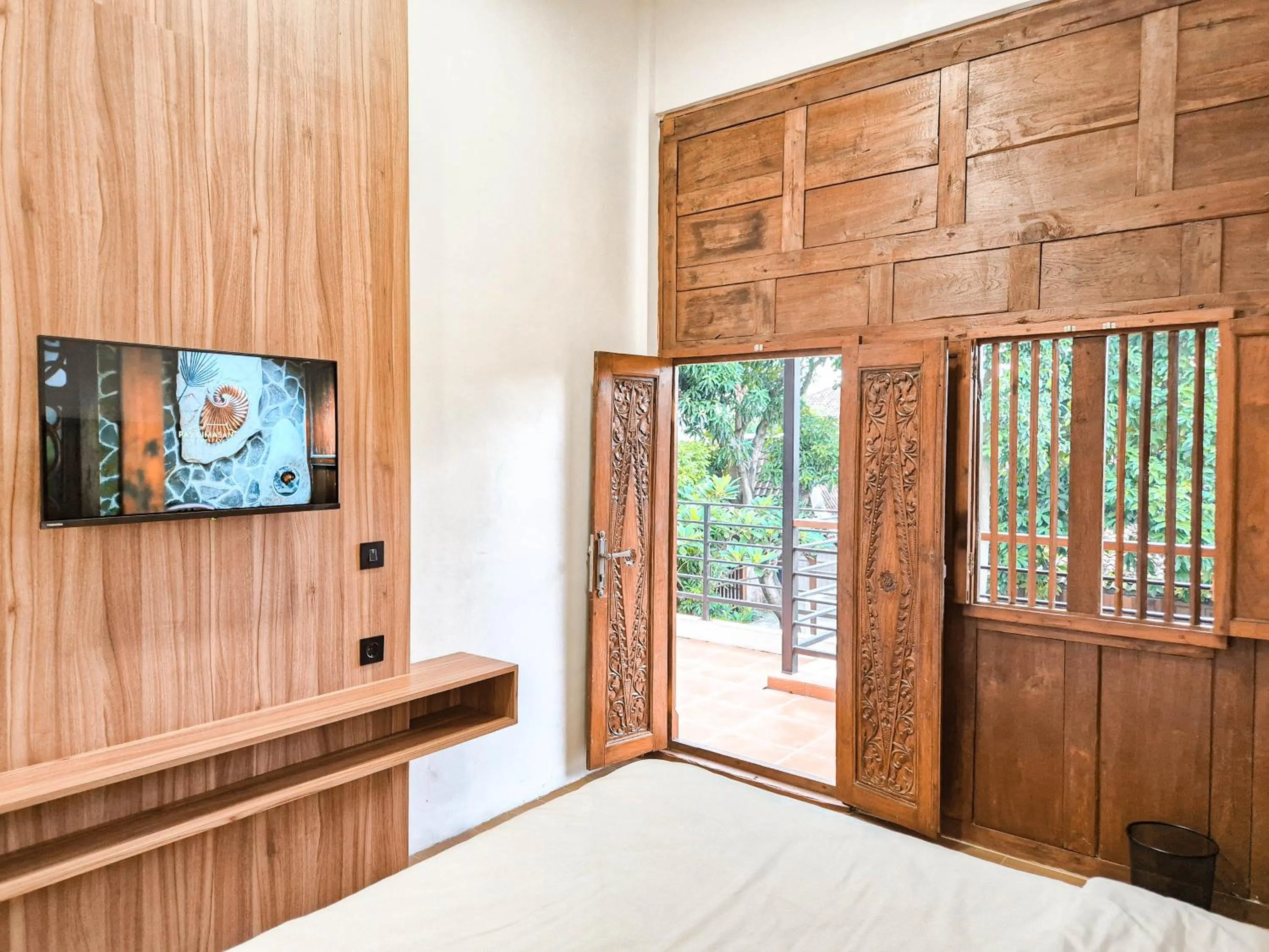 Bed in Pendhapa Art Space - PAS Limasan Homestay