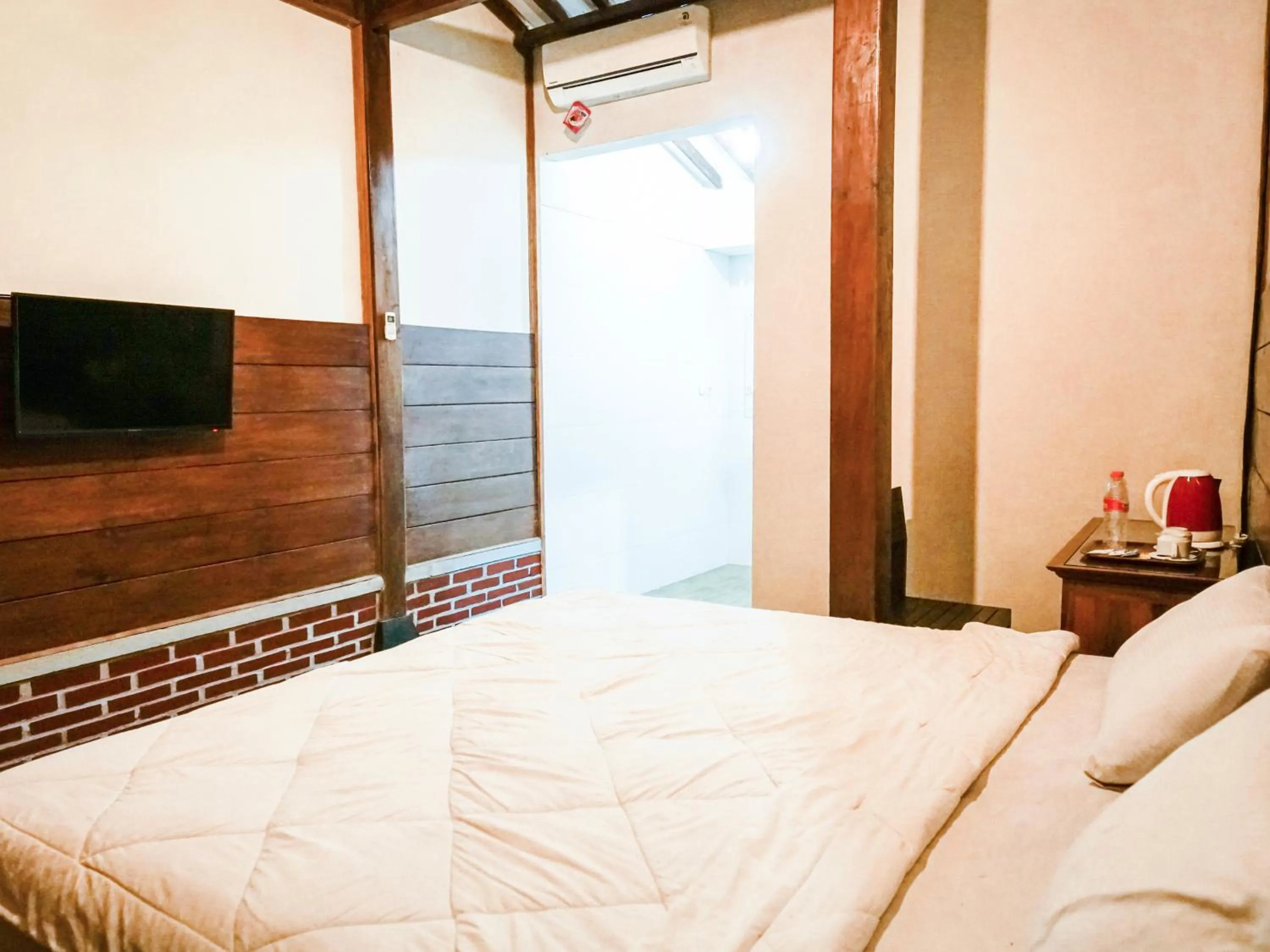 Bed in Pendhapa Art Space - PAS Limasan Homestay