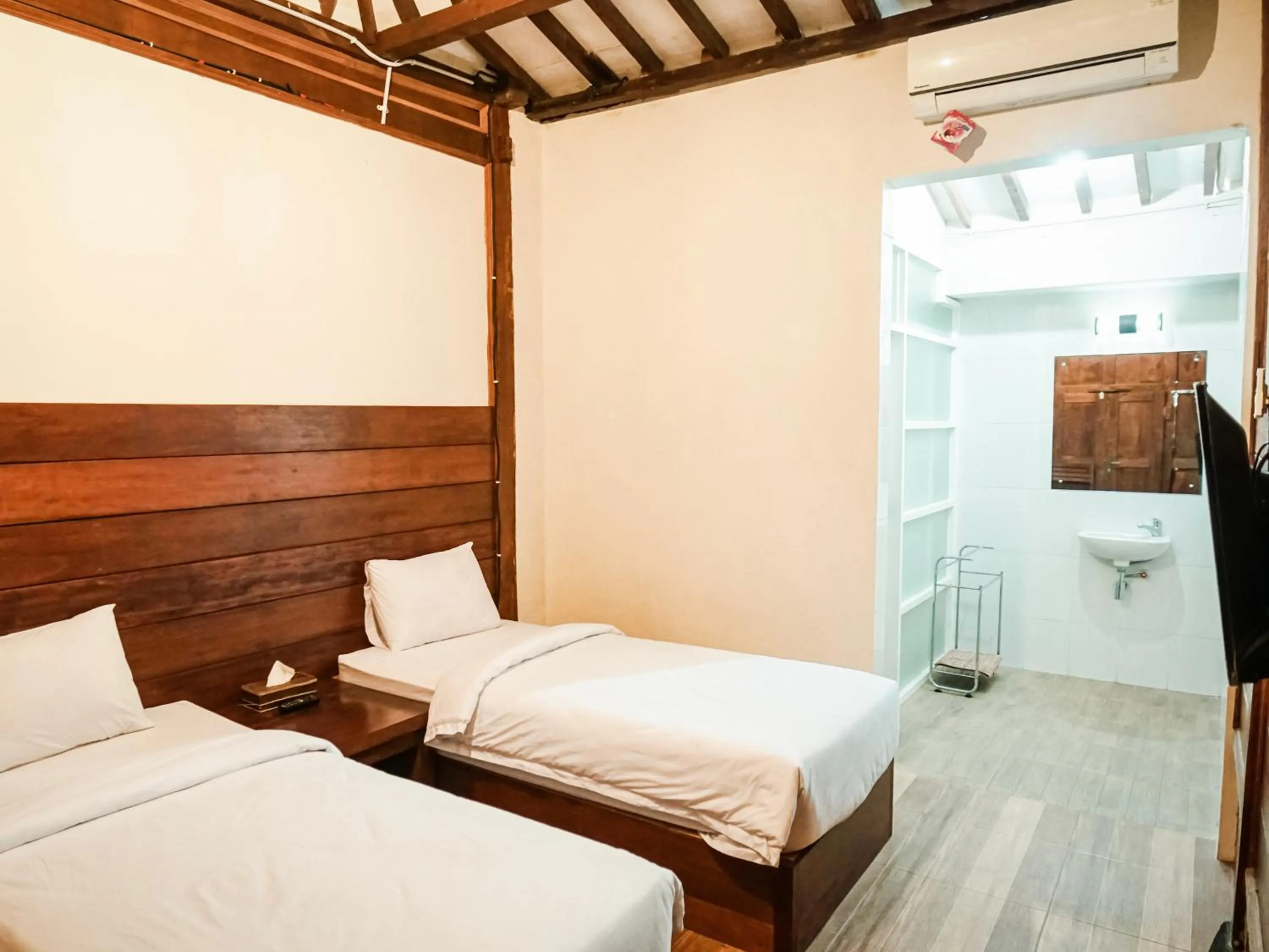 Bed in Pendhapa Art Space - PAS Limasan Homestay