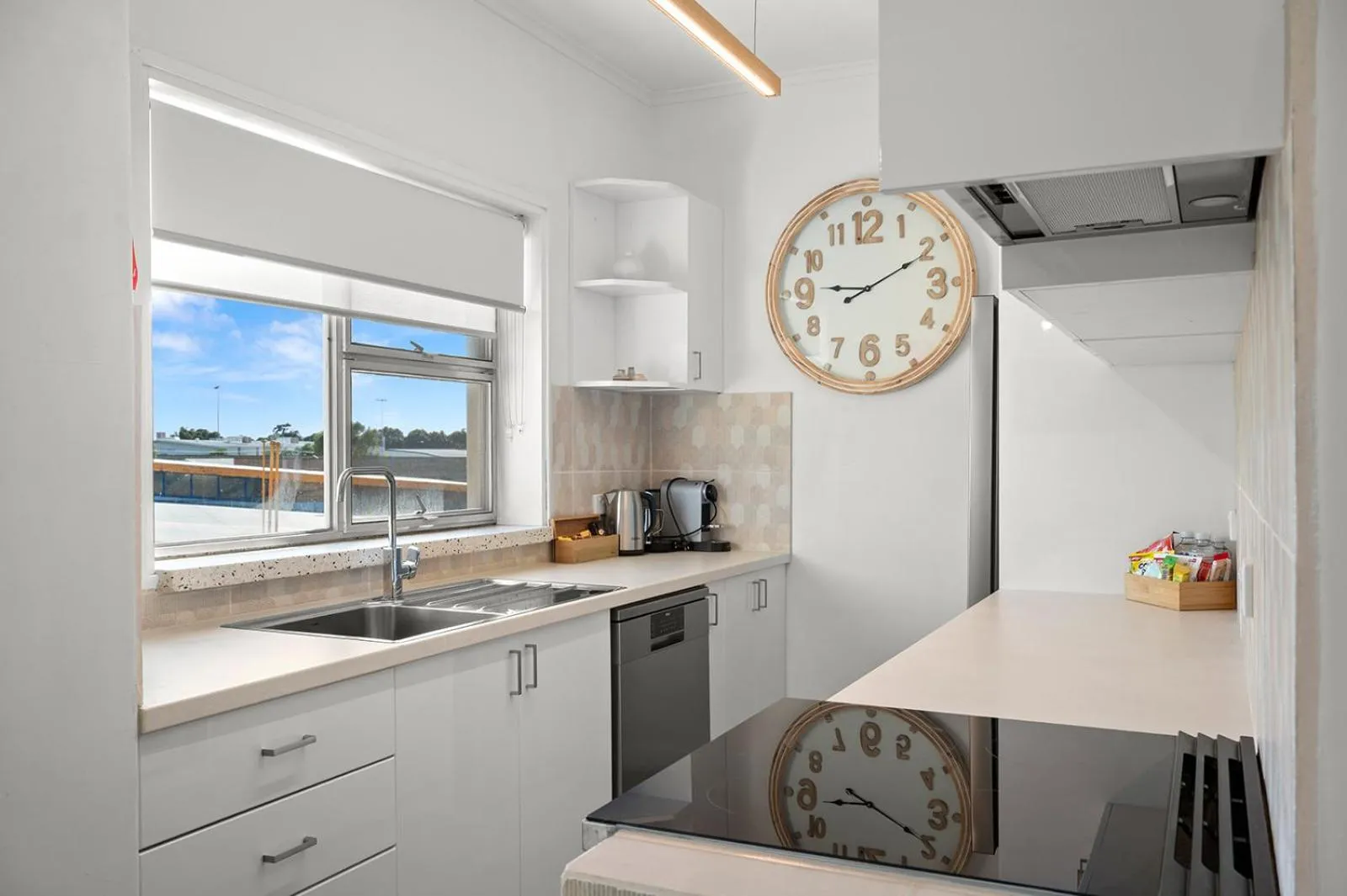 Kitchen or kitchenette in Loxton Courthouse Apartments