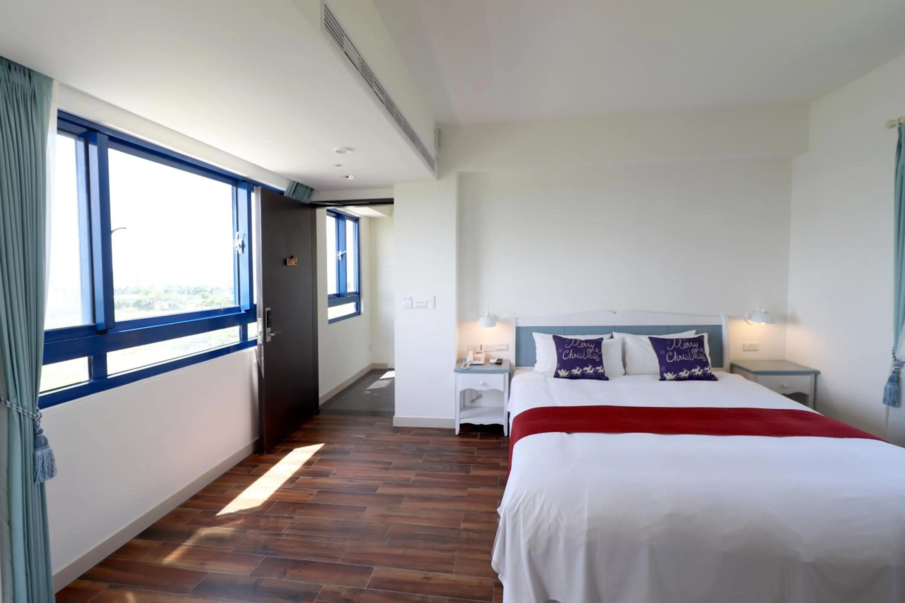 Photo of the whole room, Bed in Zen Ocean