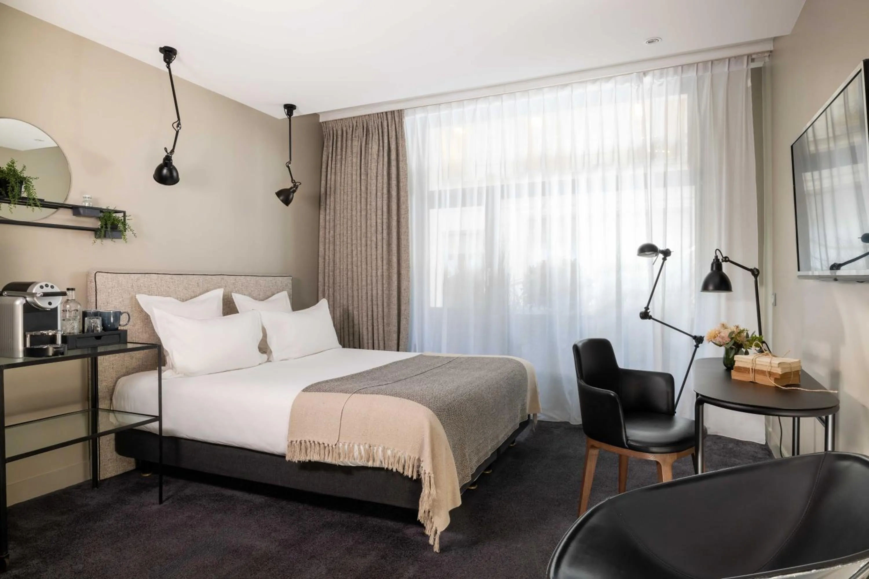 Bedroom, Bed in Hôtel Hélios Opéra