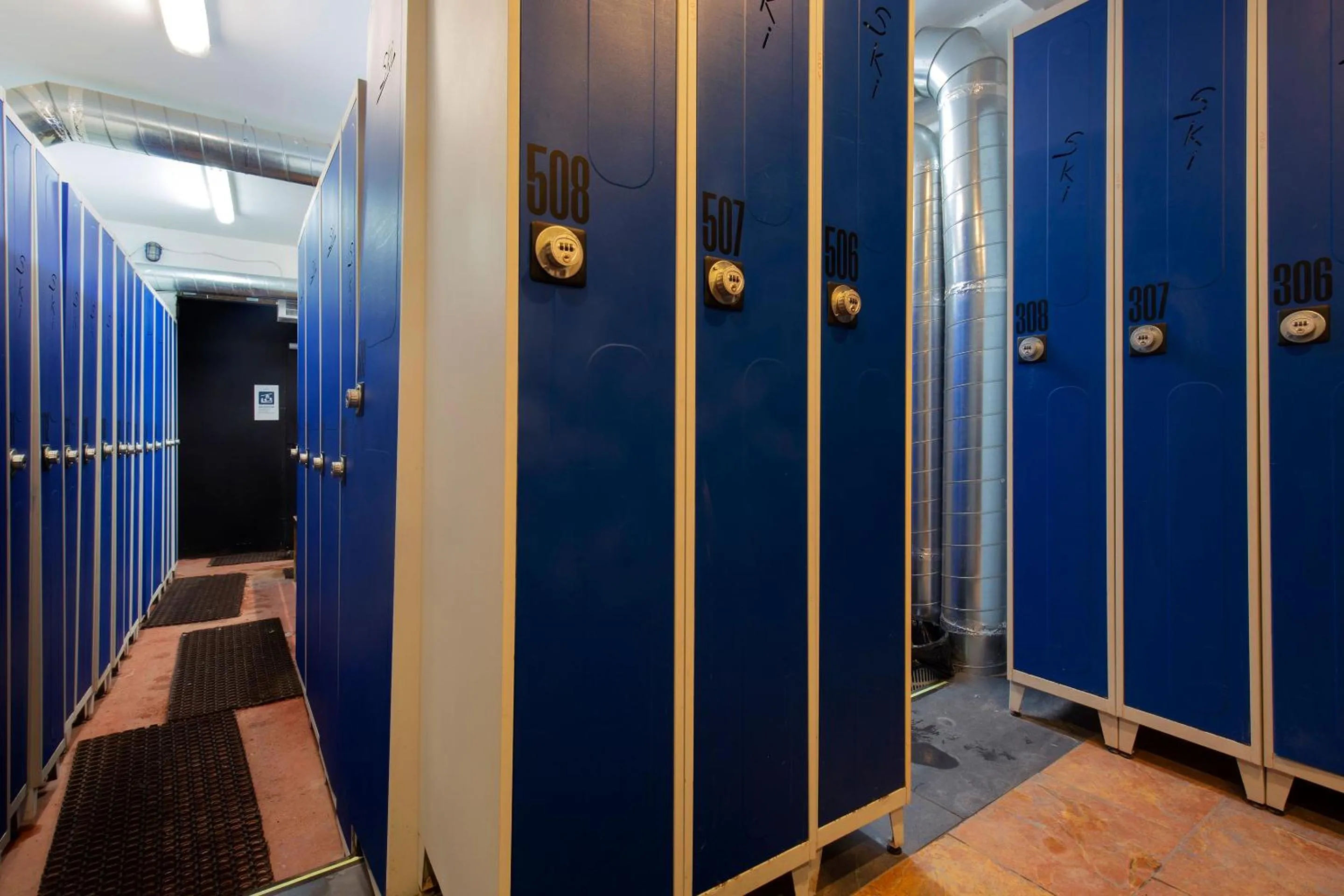 Skiing in Hotel Camellot by Nexta