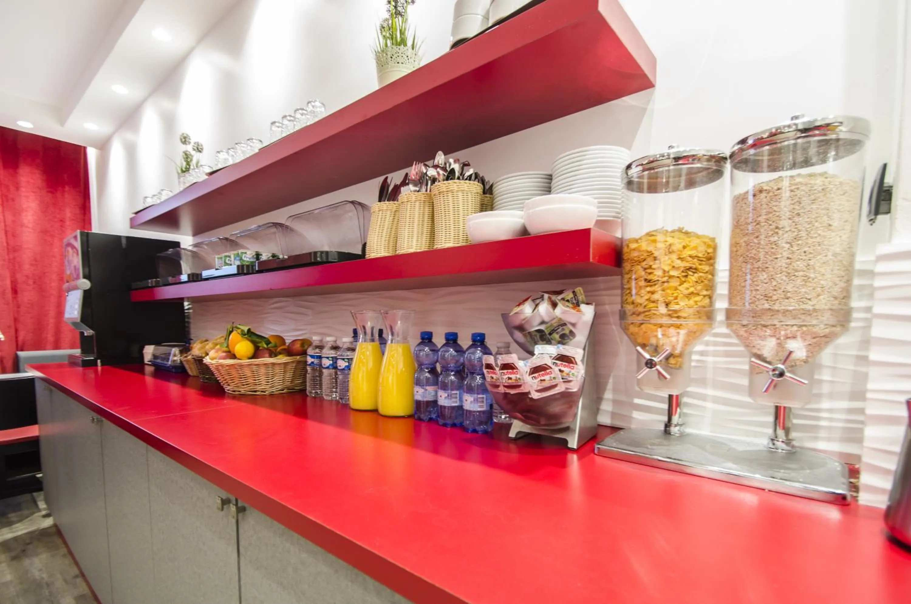 Restaurant/places to eat in Hotel Migny Opéra Montmartre