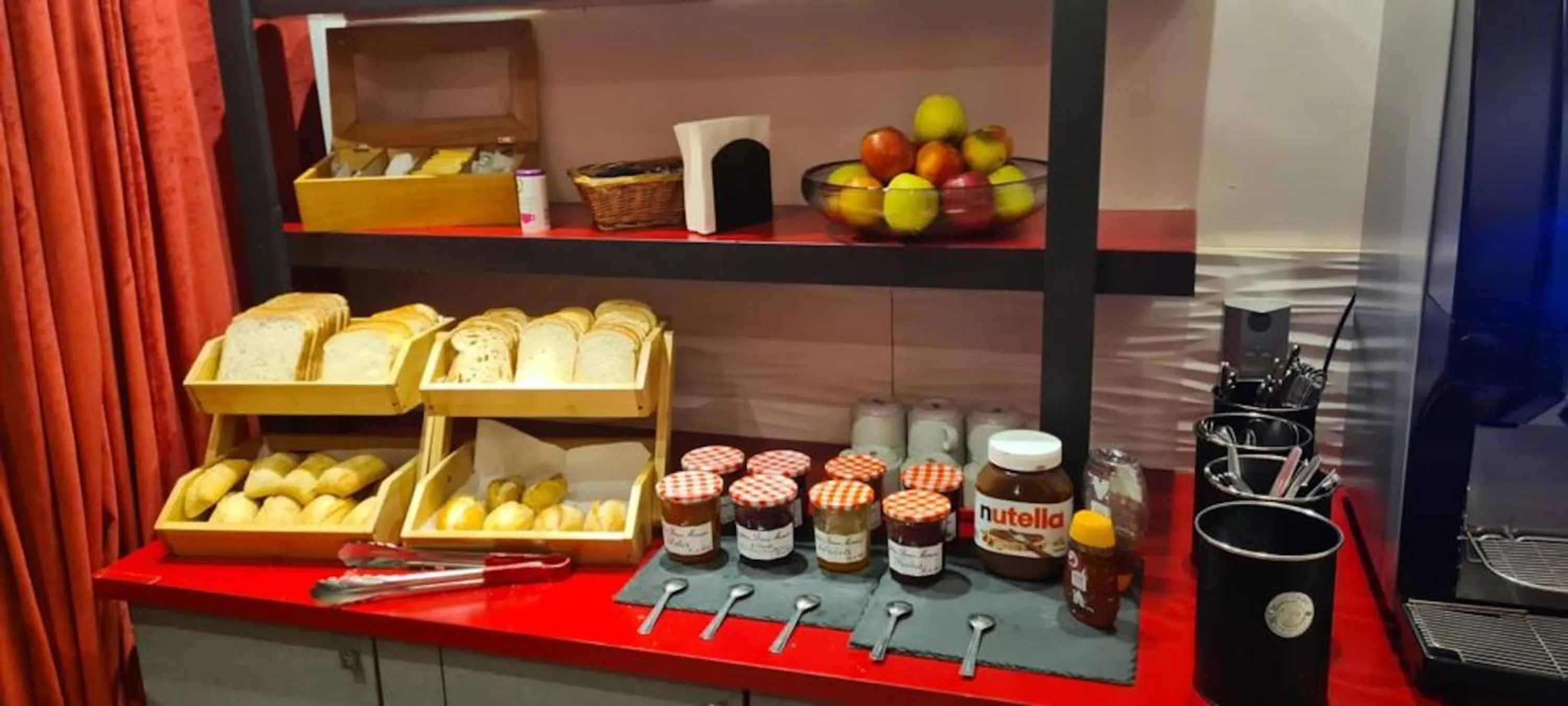 Restaurant/places to eat in Hotel Migny Opéra Montmartre