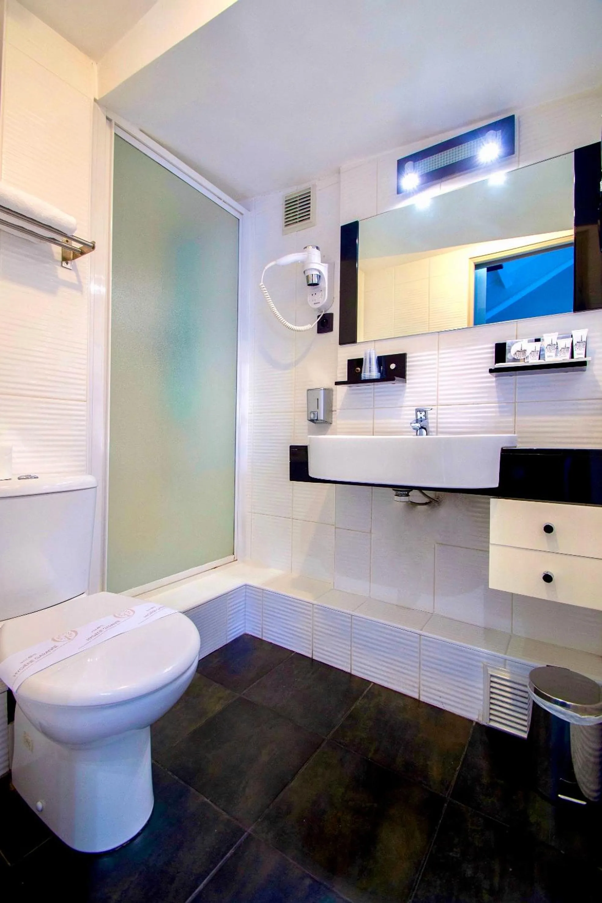 Shower in Hotel Migny Opéra Montmartre