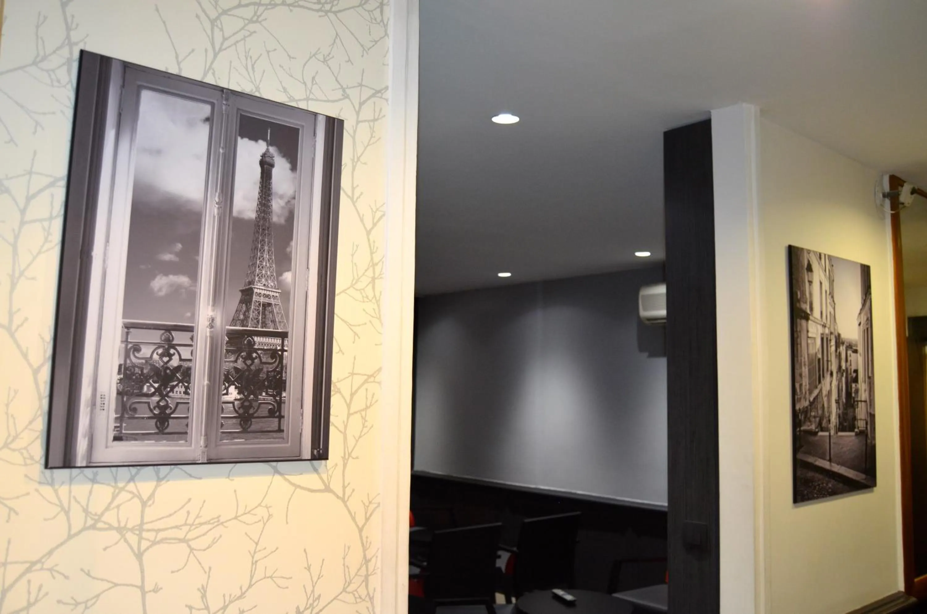 Decorative detail in Hotel Migny Opéra Montmartre