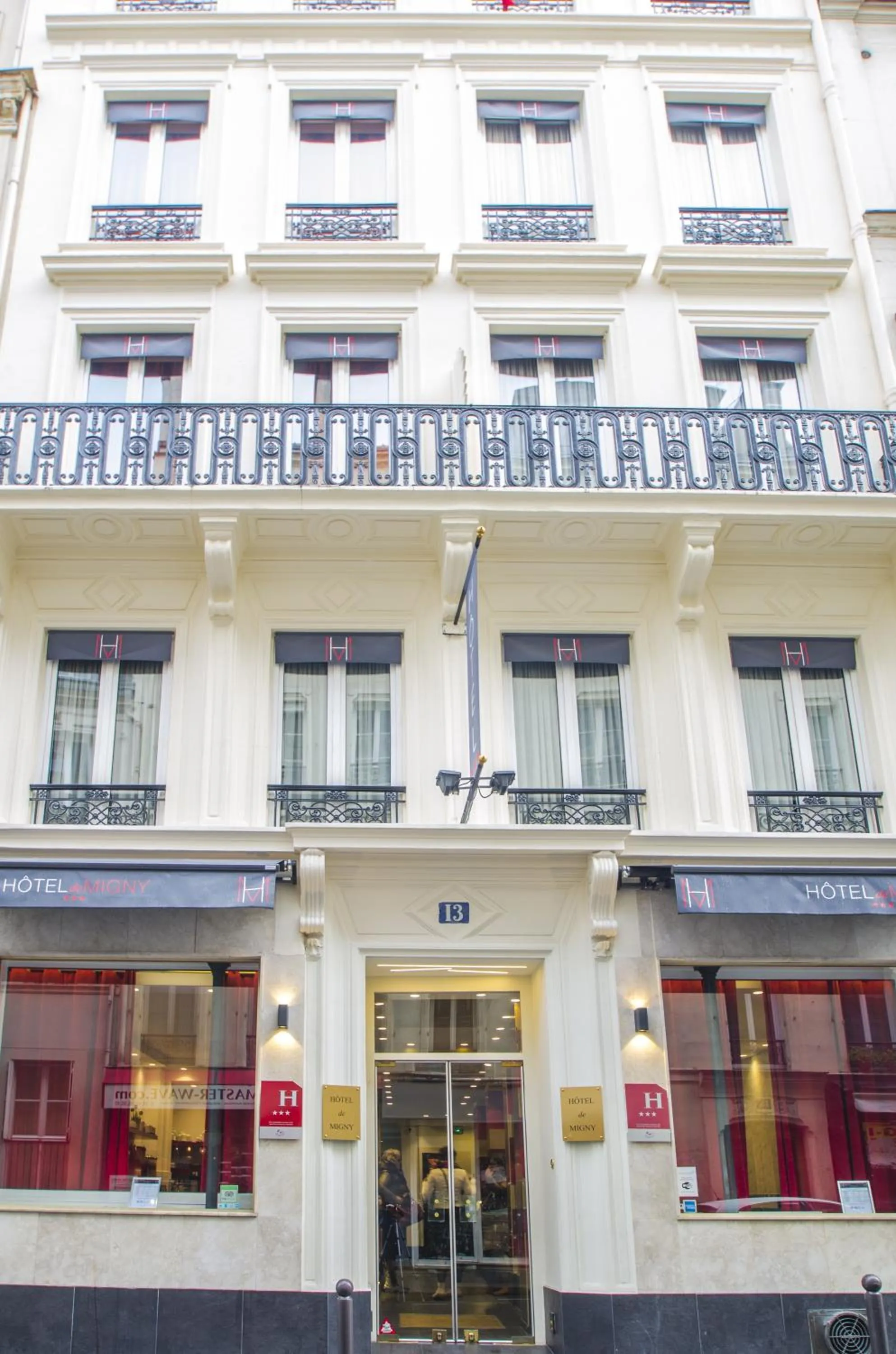 Property building in Hotel Migny Opéra Montmartre