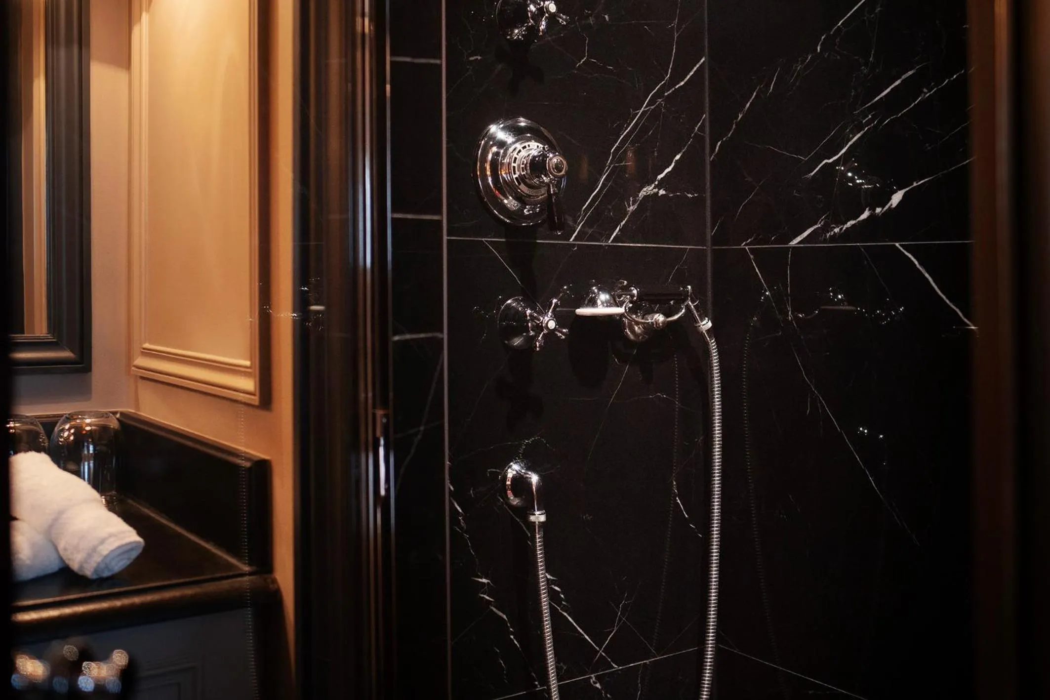 Shower in Maison Athénée