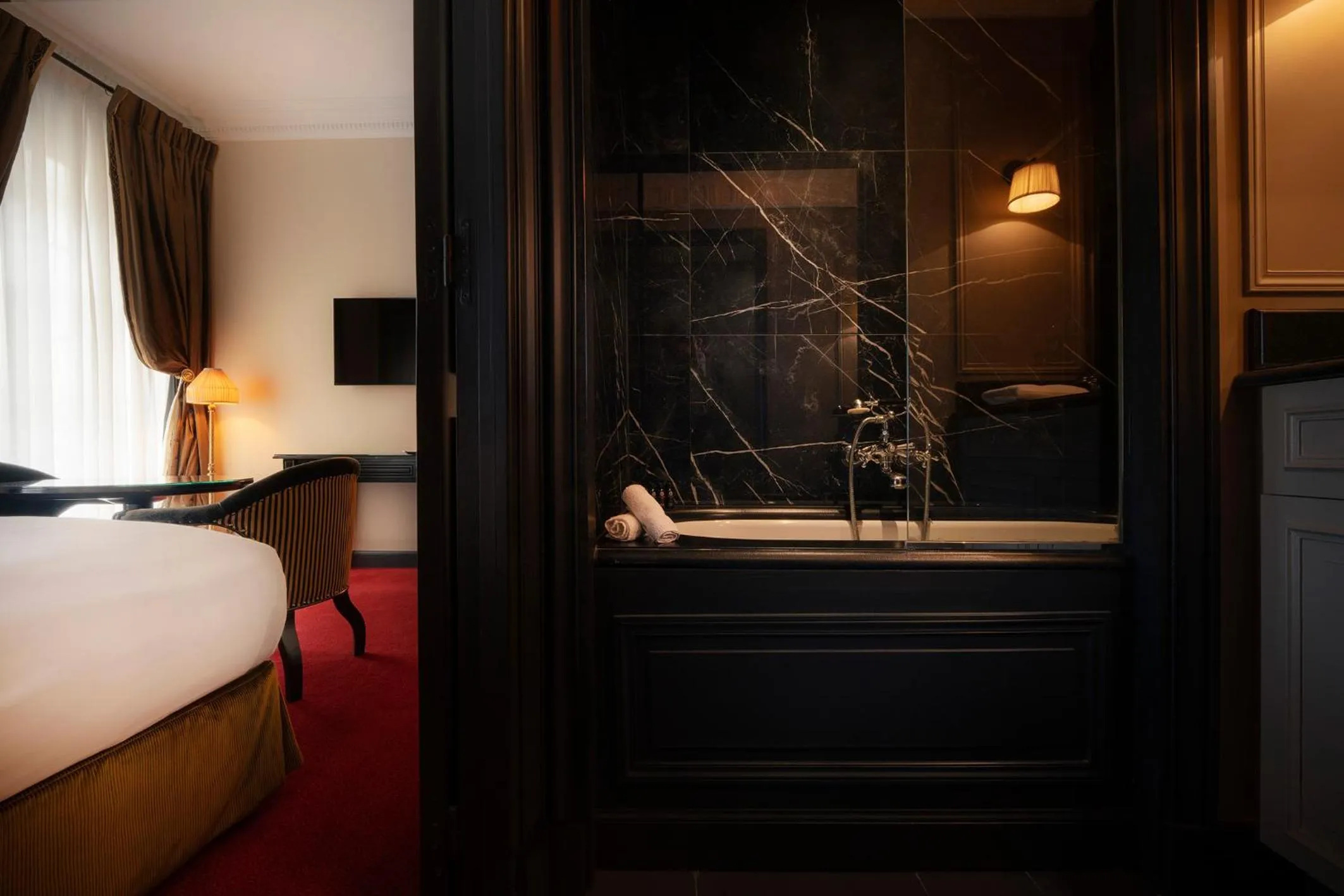 Bathroom, Bed in Maison Athénée