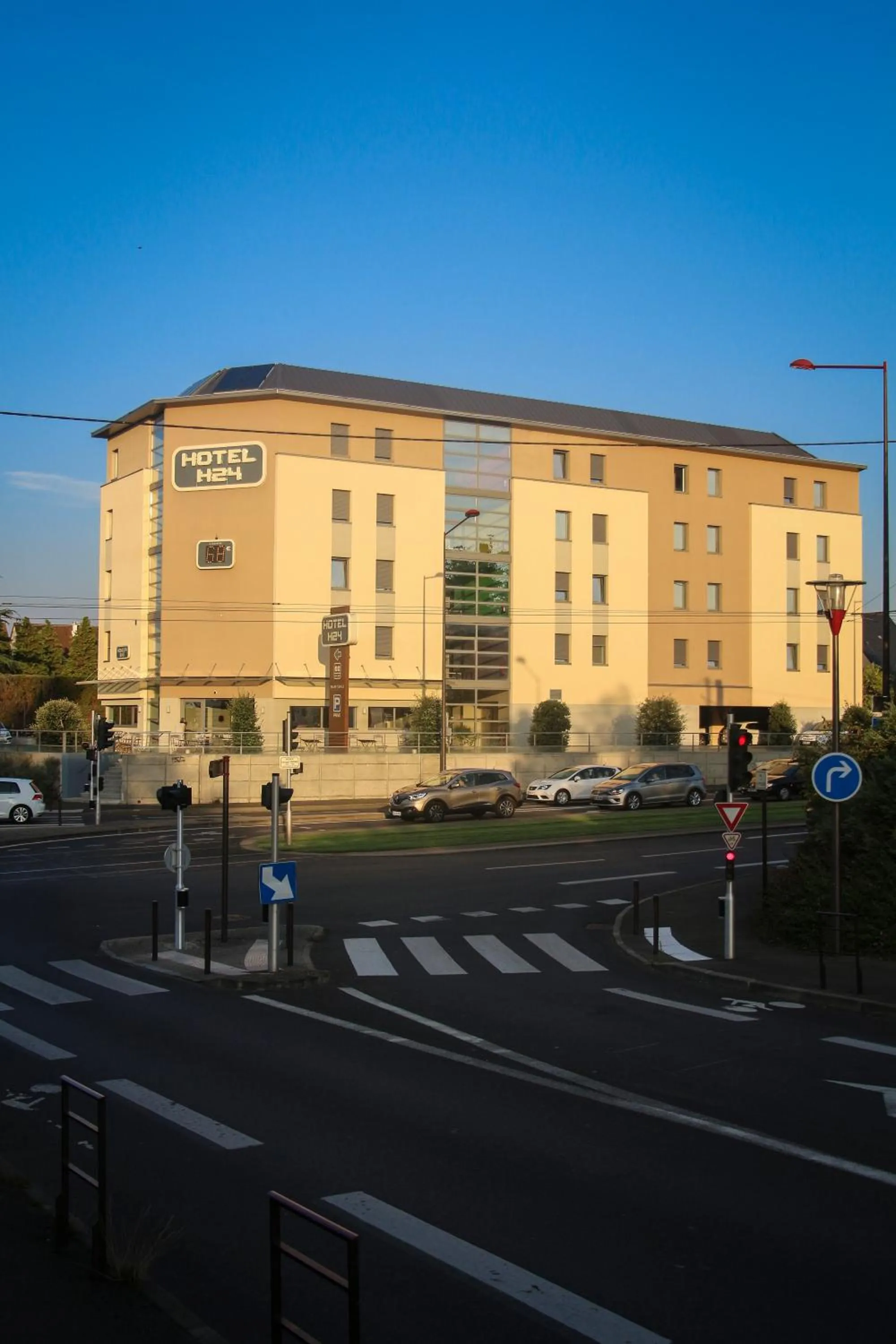 Facade/entrance in H24 HOTEL