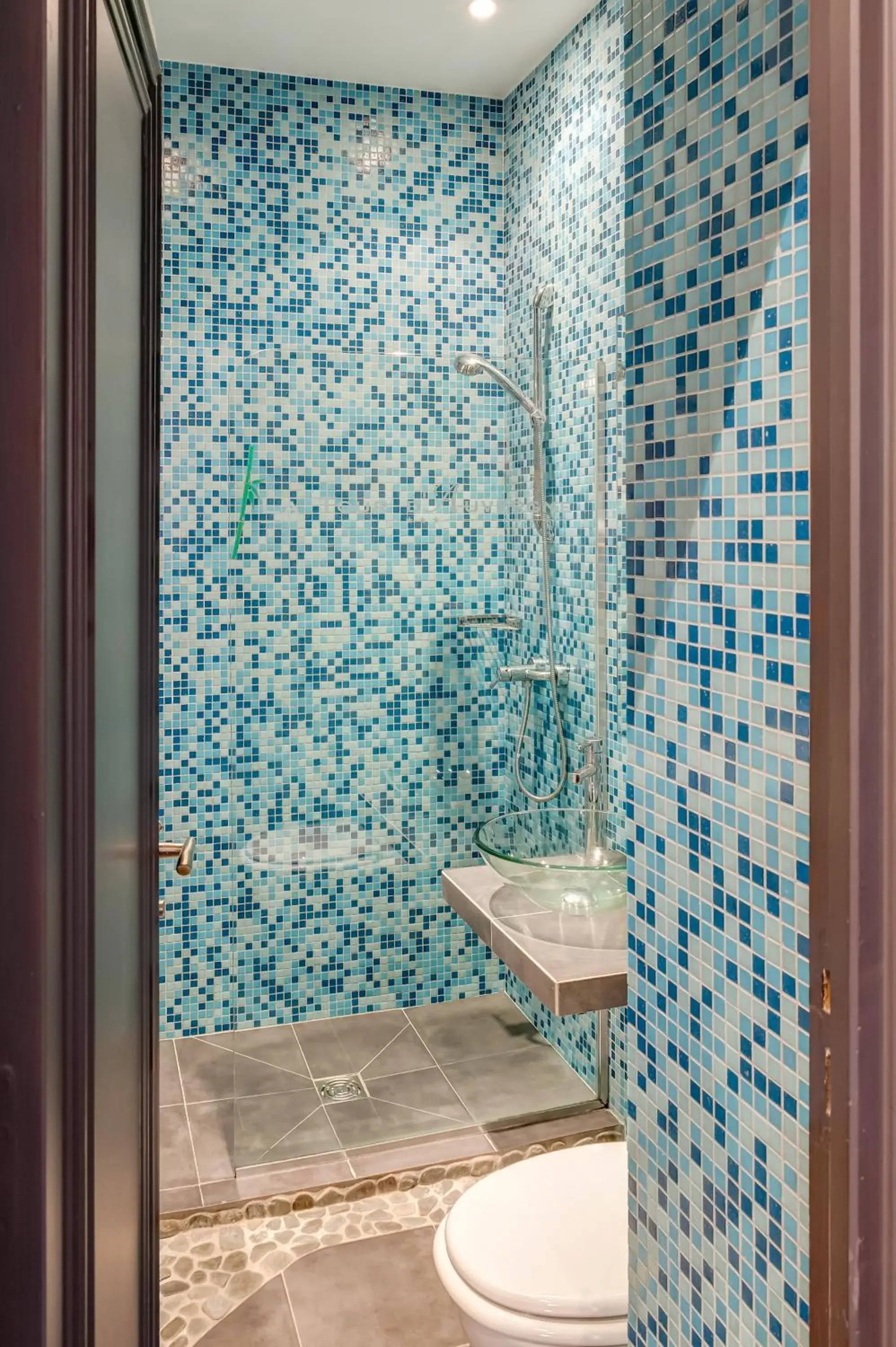 Shower in ZE Hotel Shower in ZE Hotel