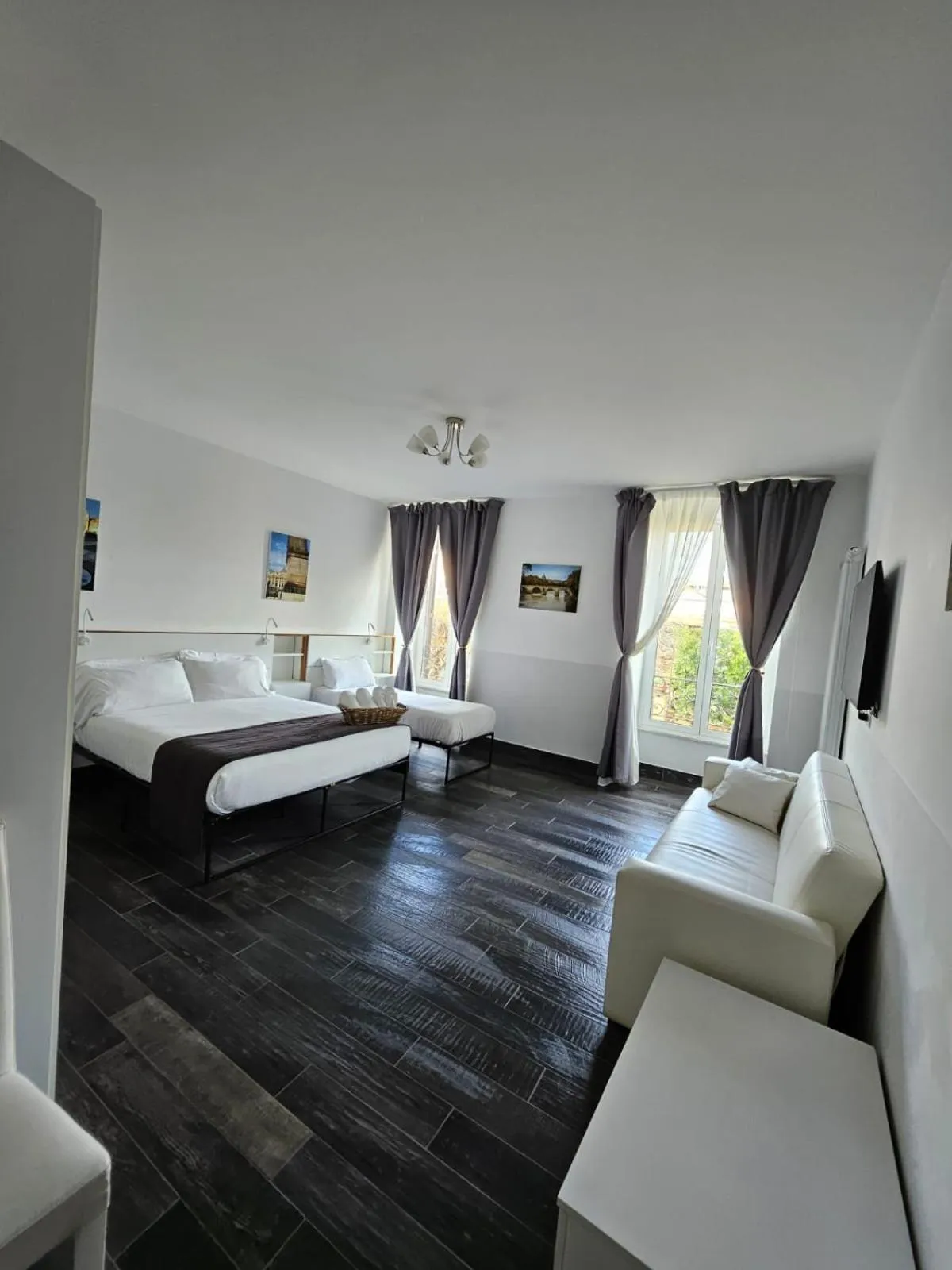 Photo of the whole room, Bed in Arch Rome Suites