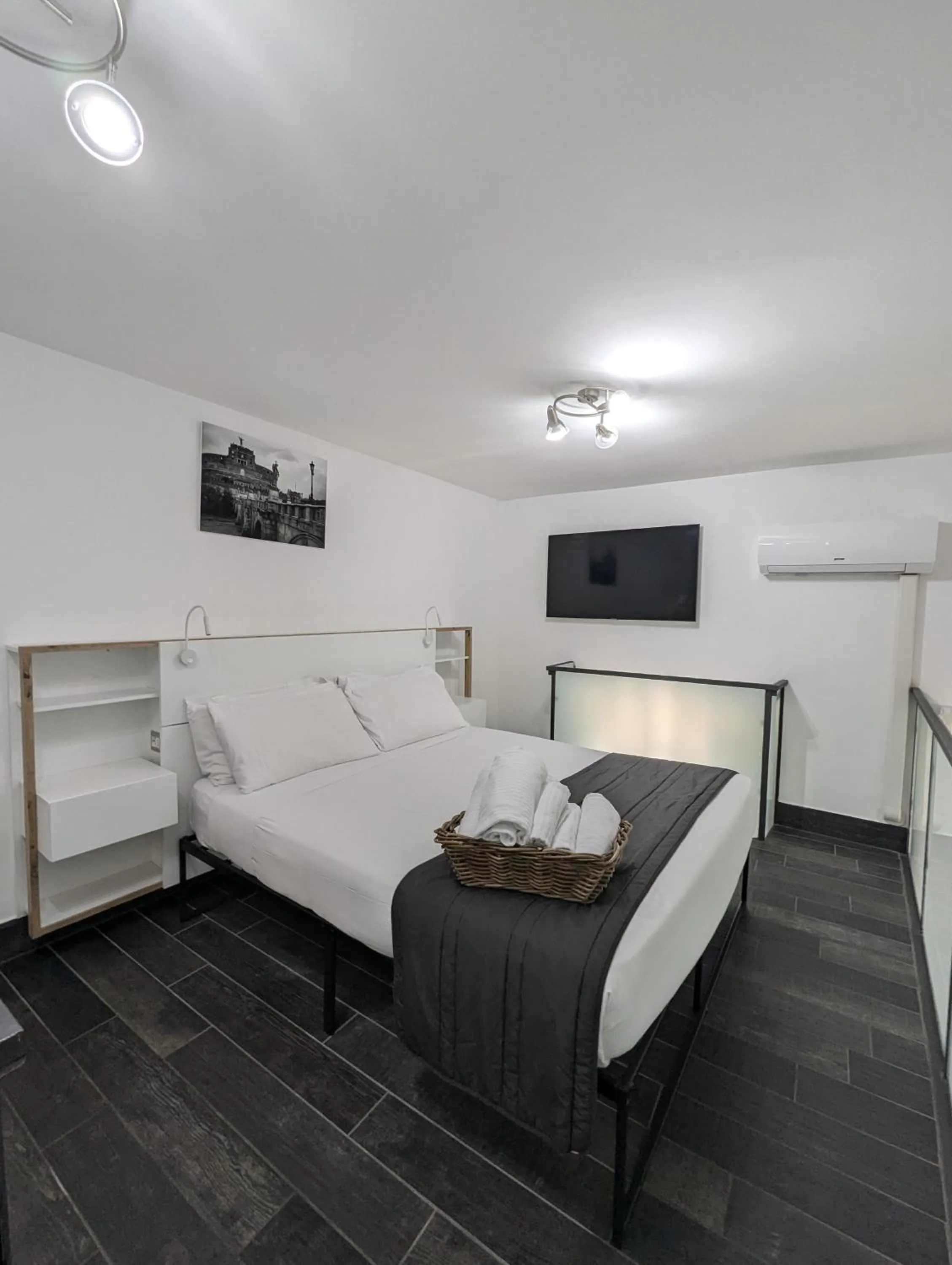 Photo of the whole room, Bed in Arch Rome Suites