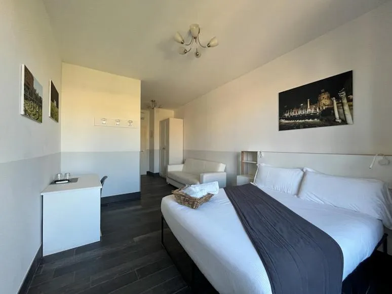 Photo of the whole room, Bed in Arch Rome Suites