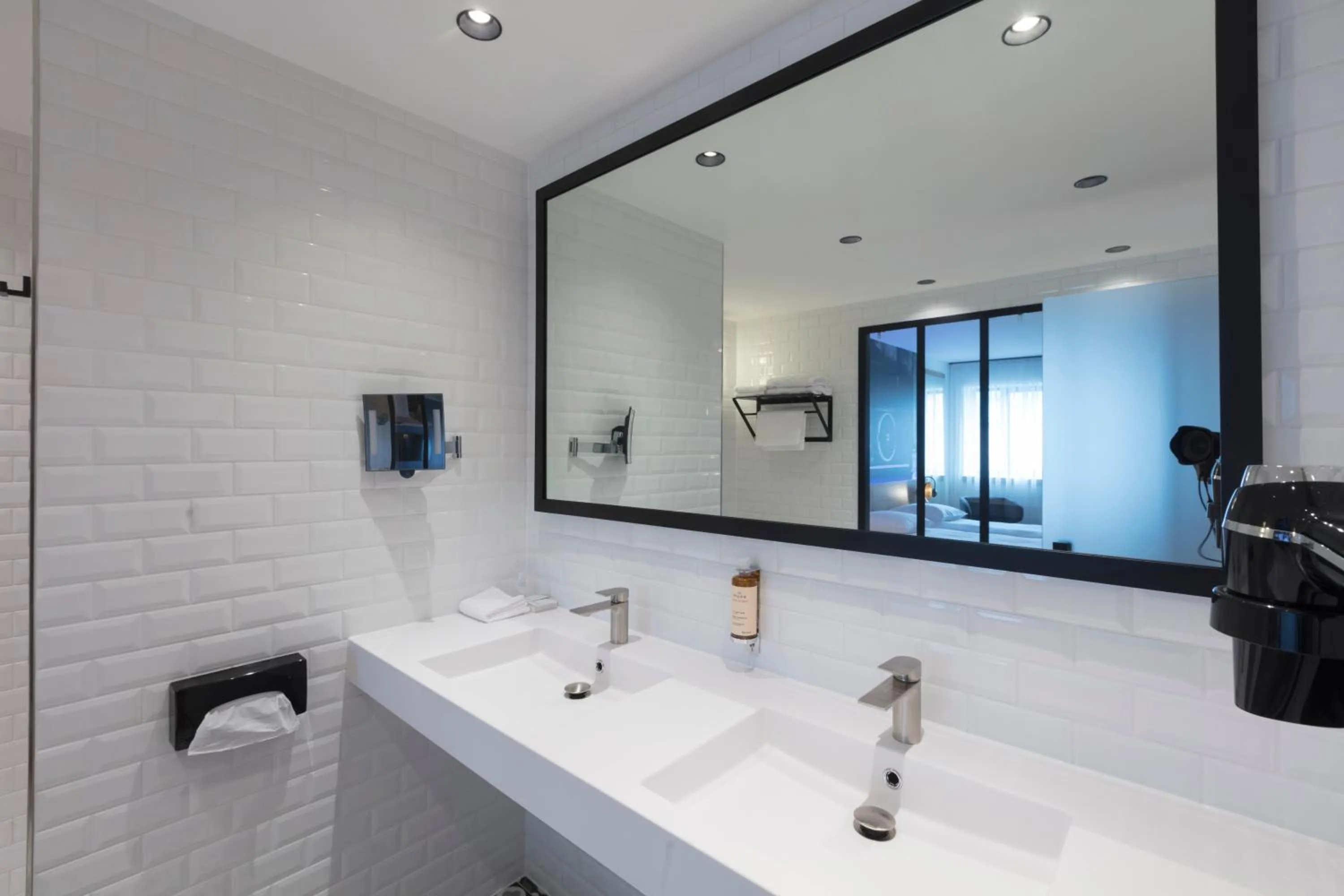 Bathroom in Hotel Leo Station, Villa et Annexes