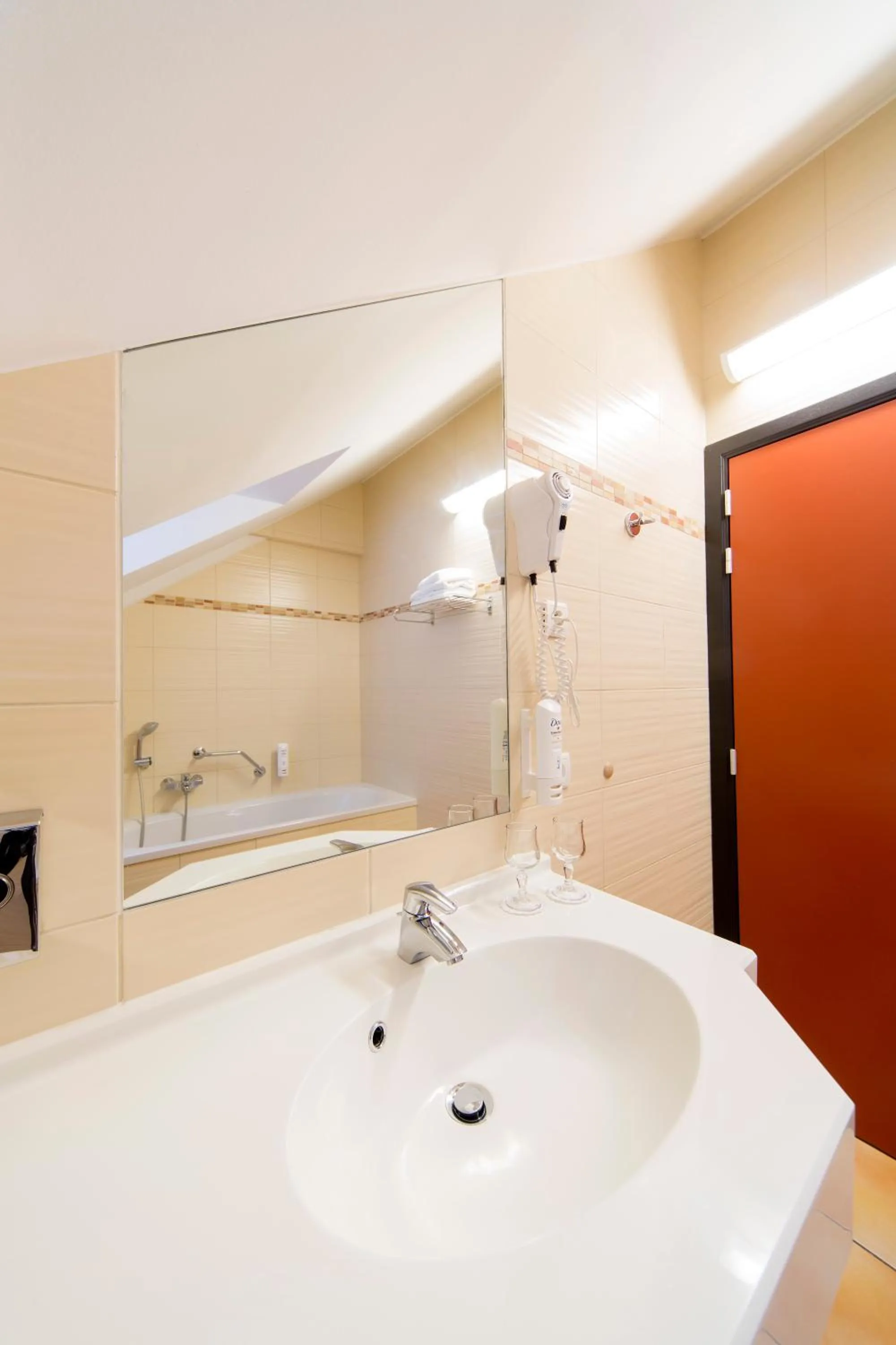 Bathroom in Hotel Leo Station, Villa et Annexes
