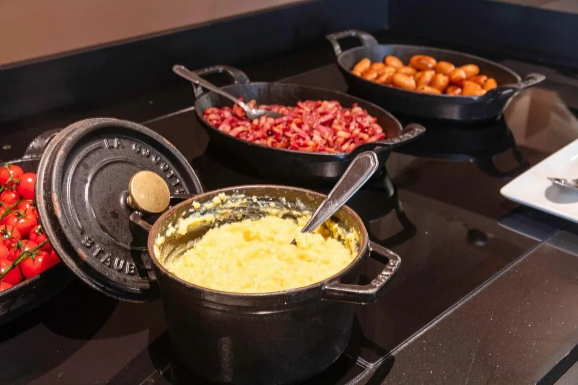 Food and drinks in Hotel Leo Station, Villa et Annexes