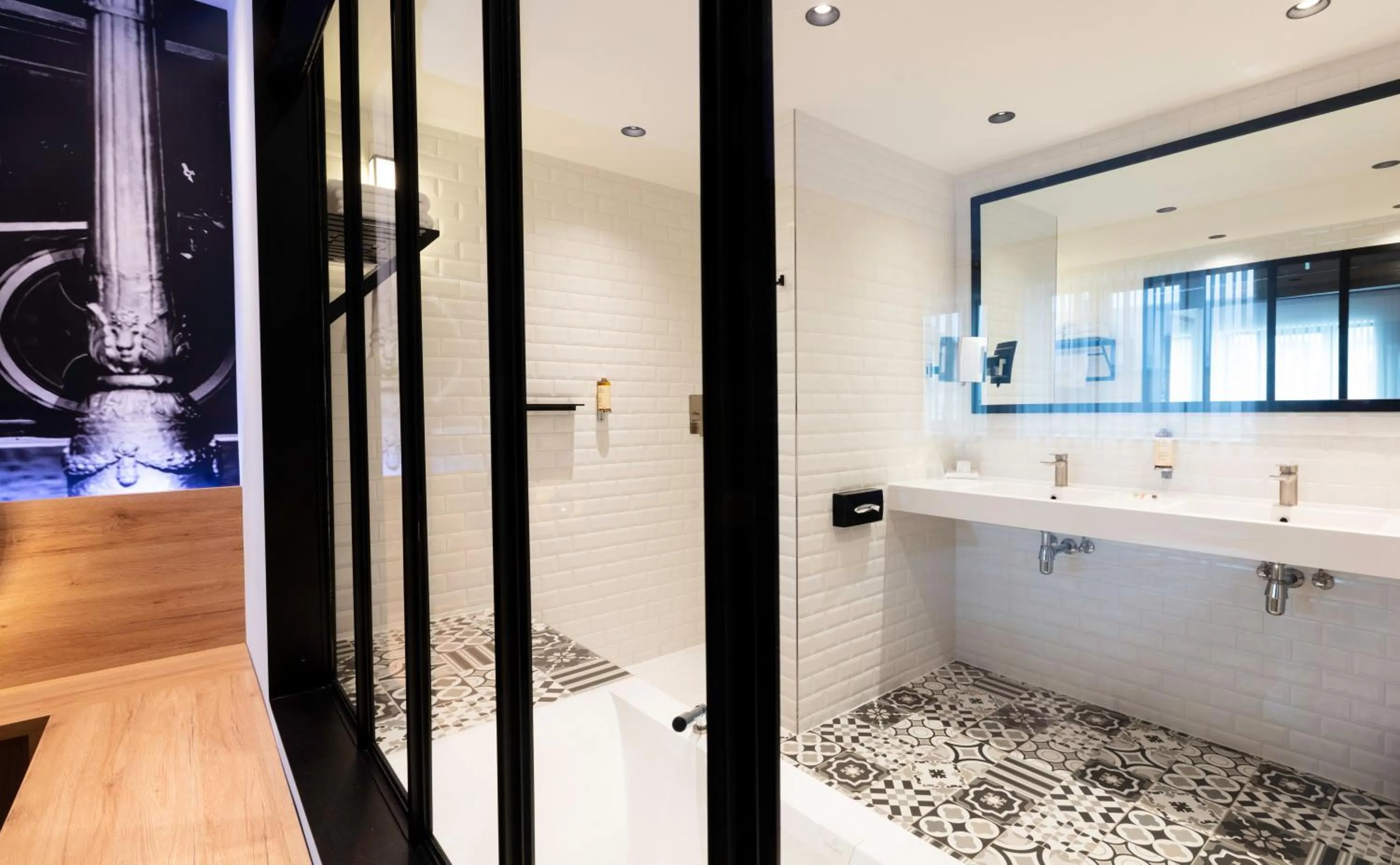 Shower in Hotel Leo Station, Villa et Annexes