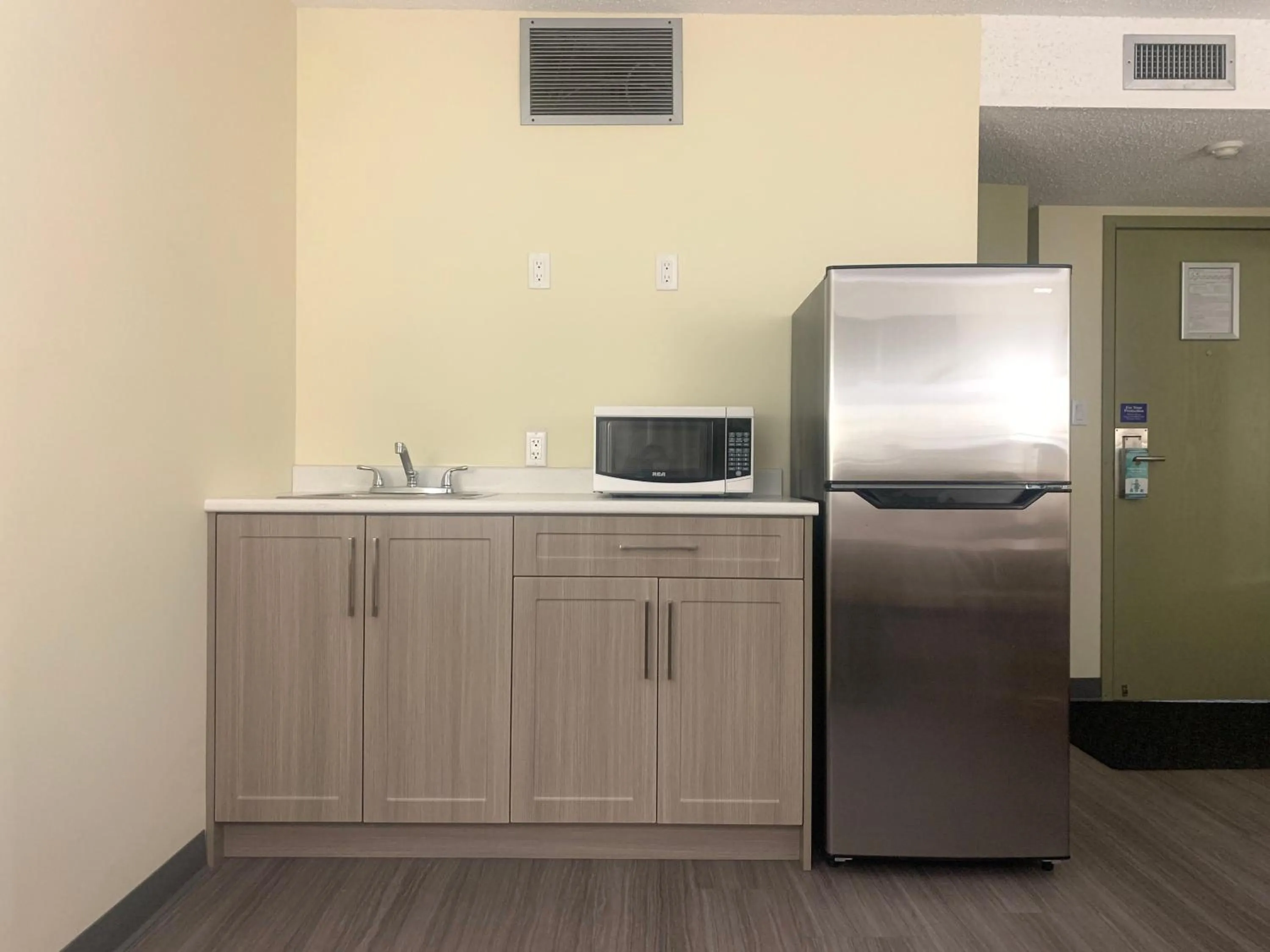 Kitchen or kitchenette in Northern Lights Inn