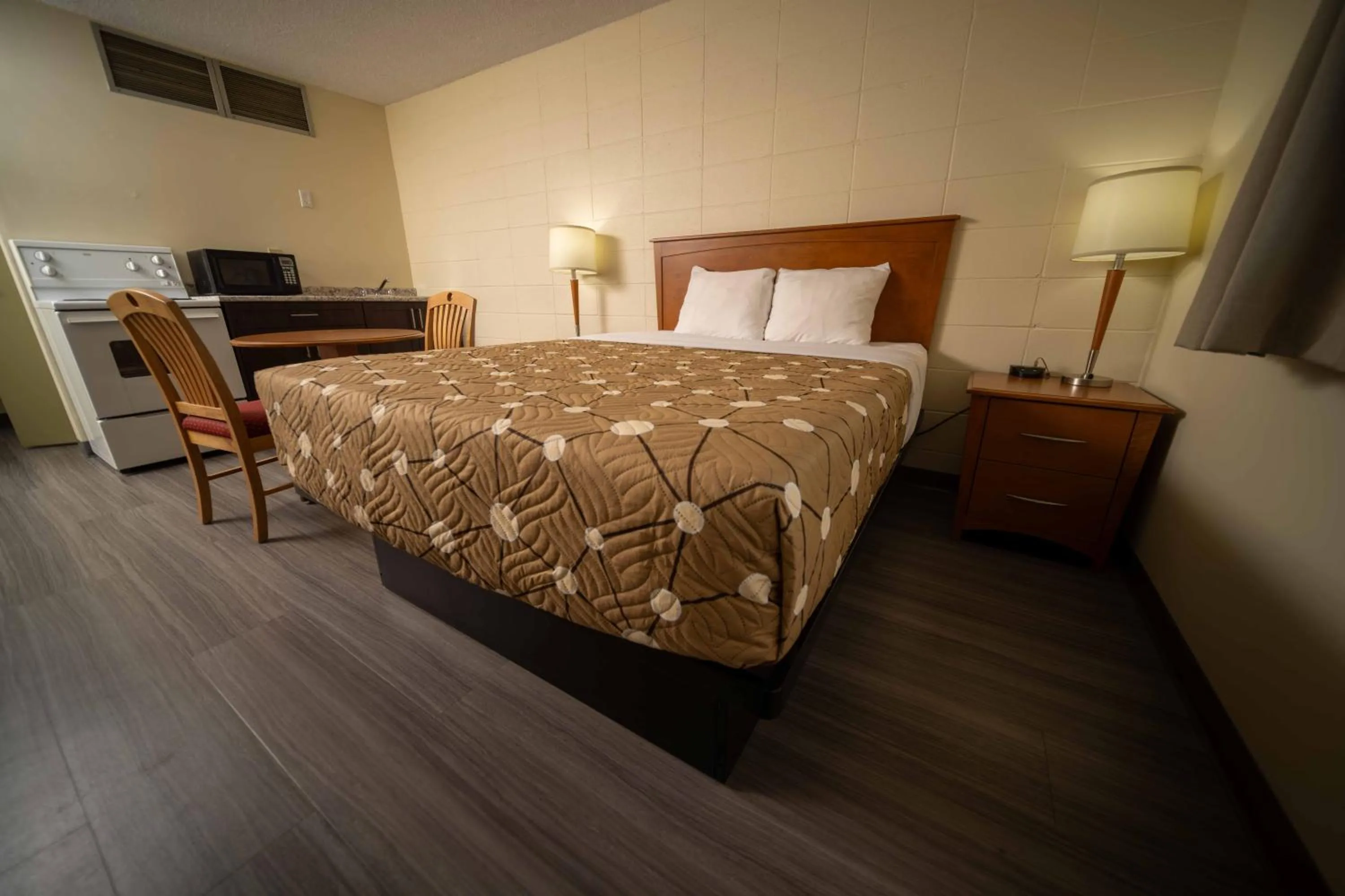 Kitchen or kitchenette, Bed in Northern Lights Inn