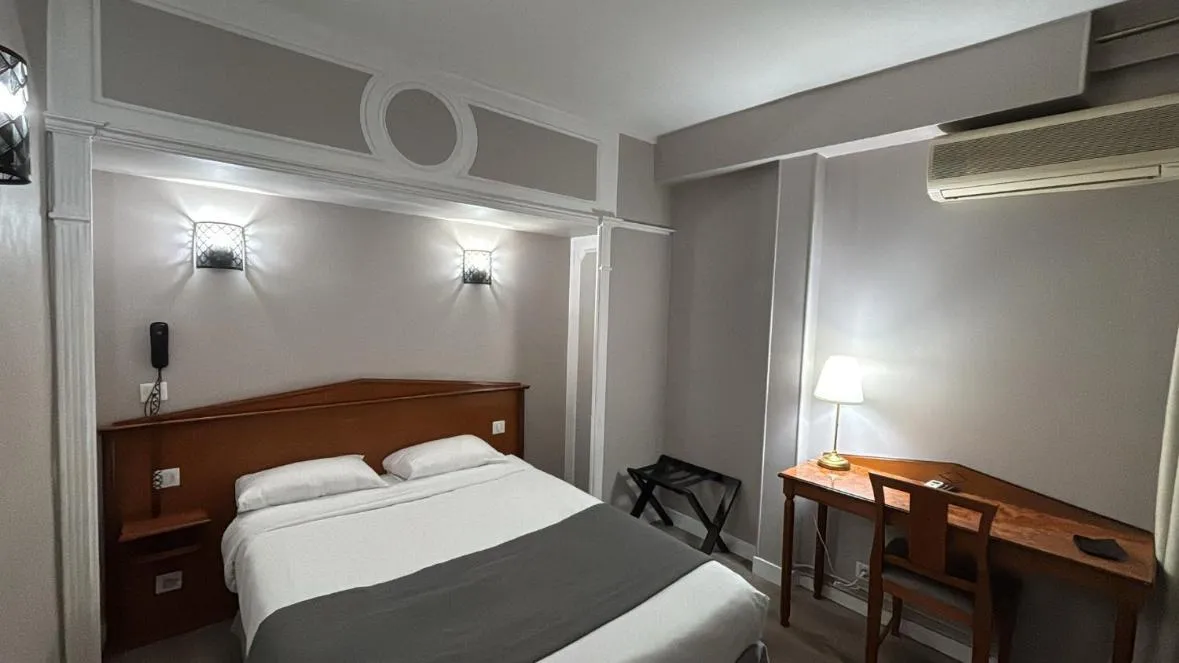 Bedroom, Bed in New Hôtel Gare Du Nord