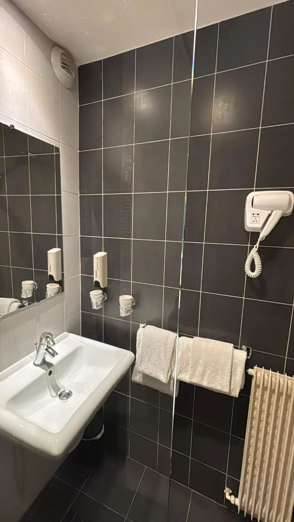 Bathroom in New Hôtel Gare Du Nord