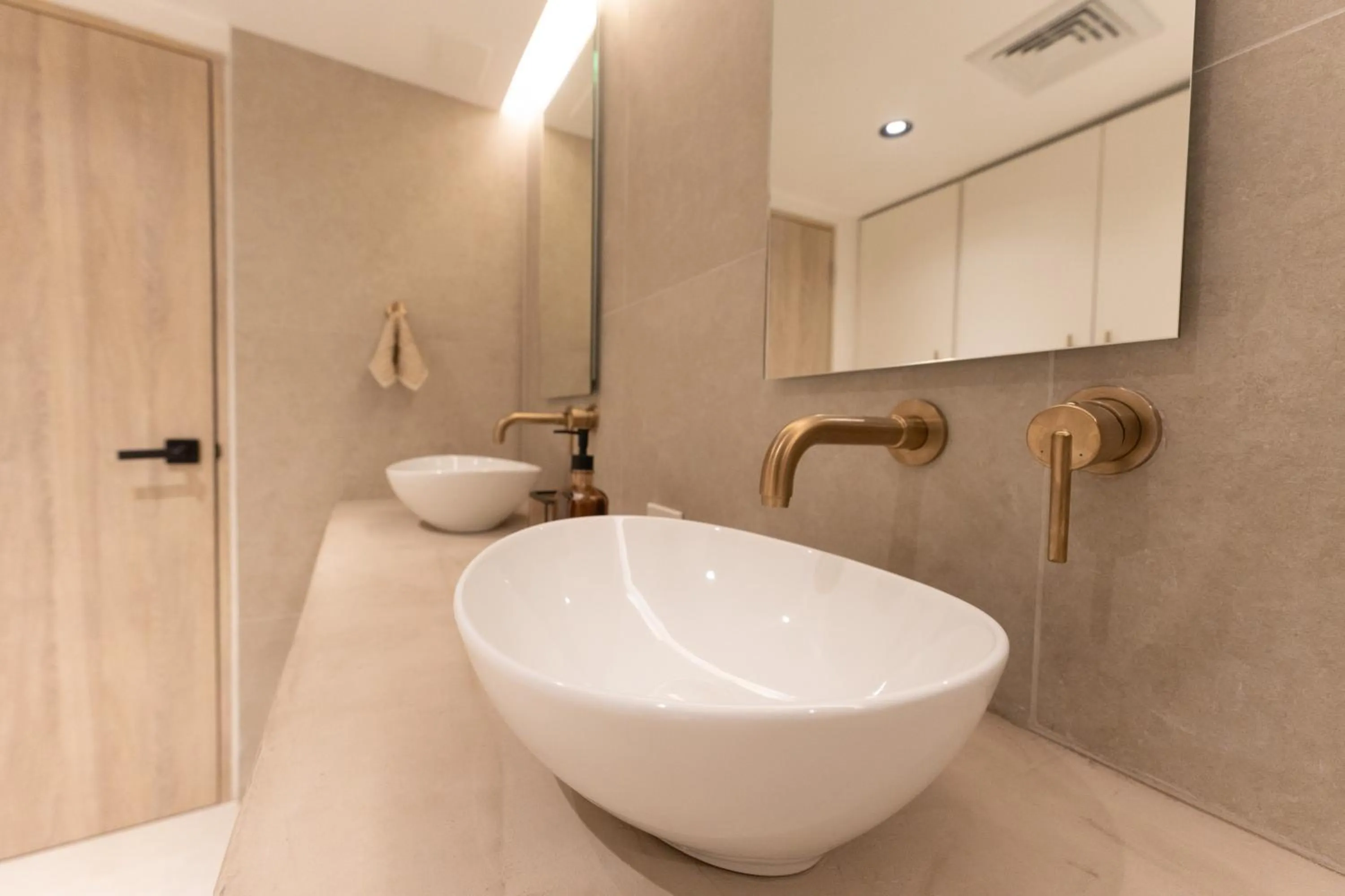 OCEAN VIEW DELUXE SUITE: PVT. BEACH & POOL