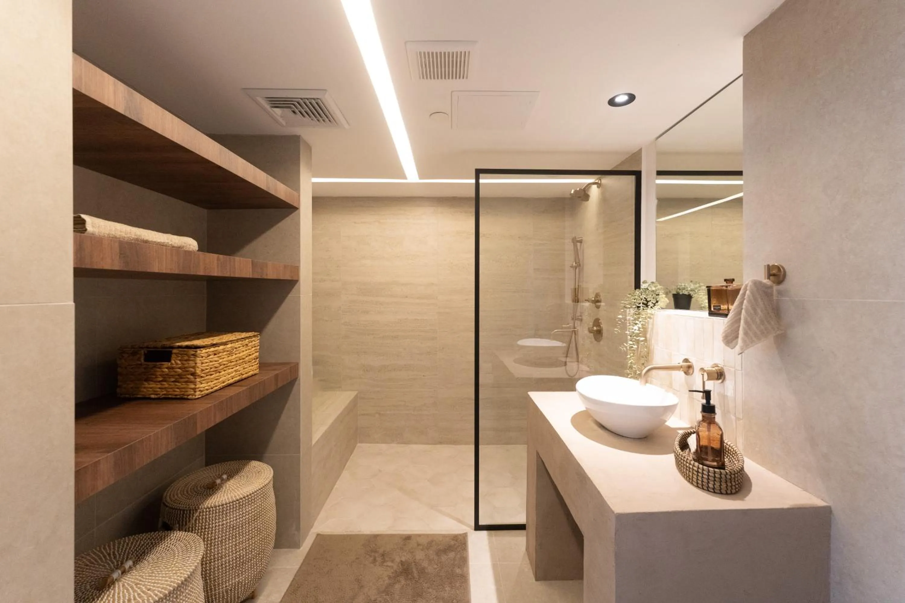 Shower in OCEAN VIEW DELUXE SUITE: PVT. BEACH & POOL