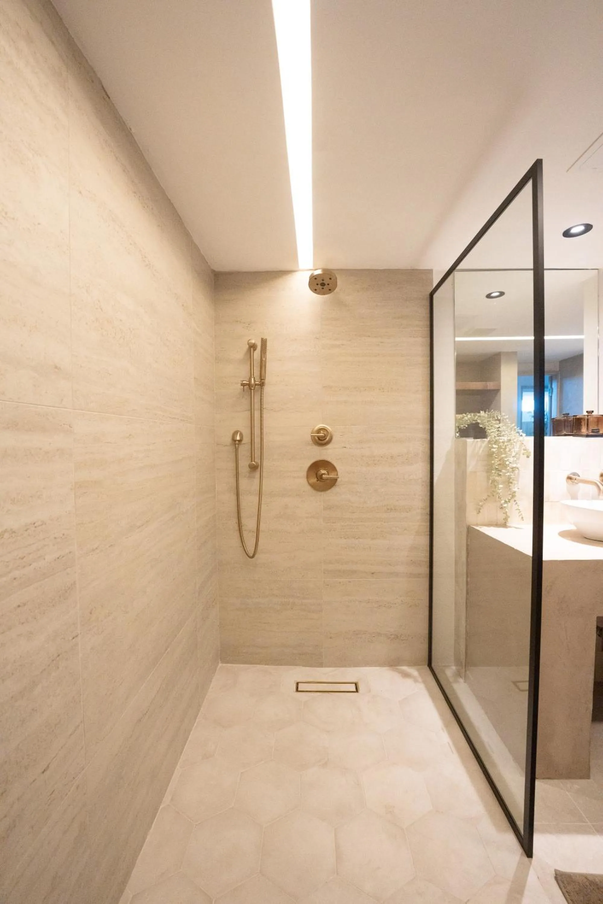 Shower in OCEAN VIEW DELUXE SUITE: PVT. BEACH & POOL