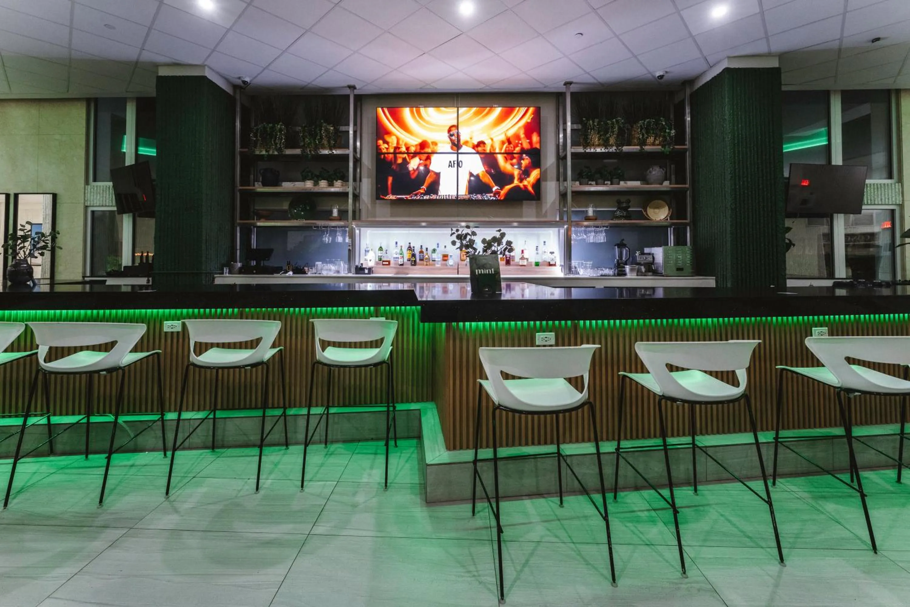 Lounge or bar in OCEAN VIEW DELUXE SUITE: PVT. BEACH & POOL