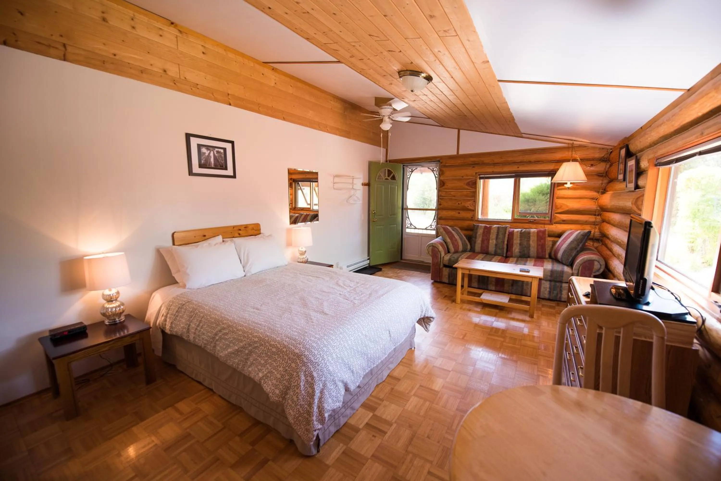 Photo of the whole room, Bed in Cedar Haven Cabins and Resort