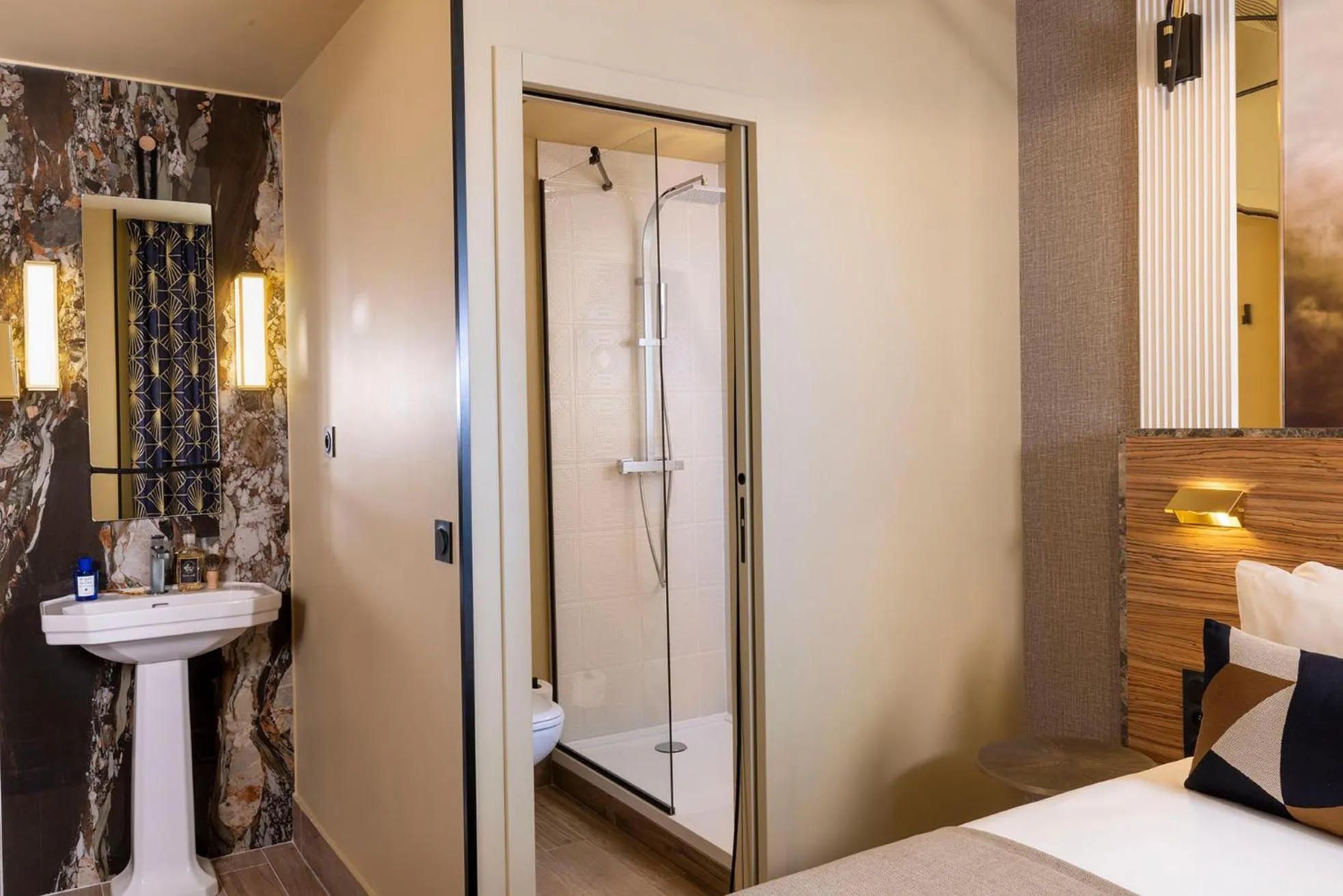 Bathroom, Bed in Hotel Le Rocroy