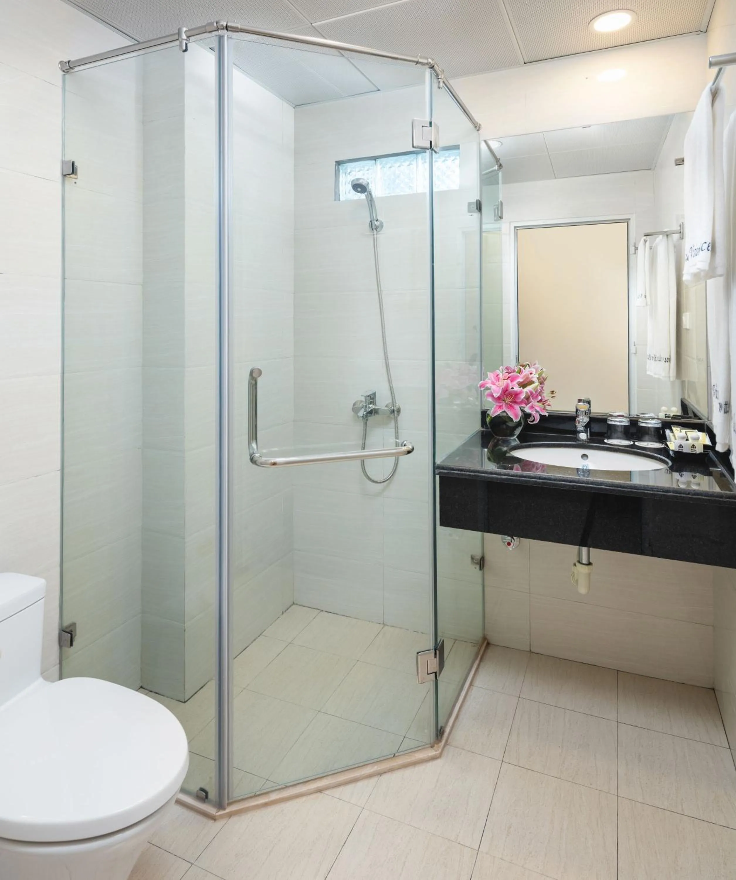Shower in Dream Central Hotel & Spa - Hanoi Old Quarter